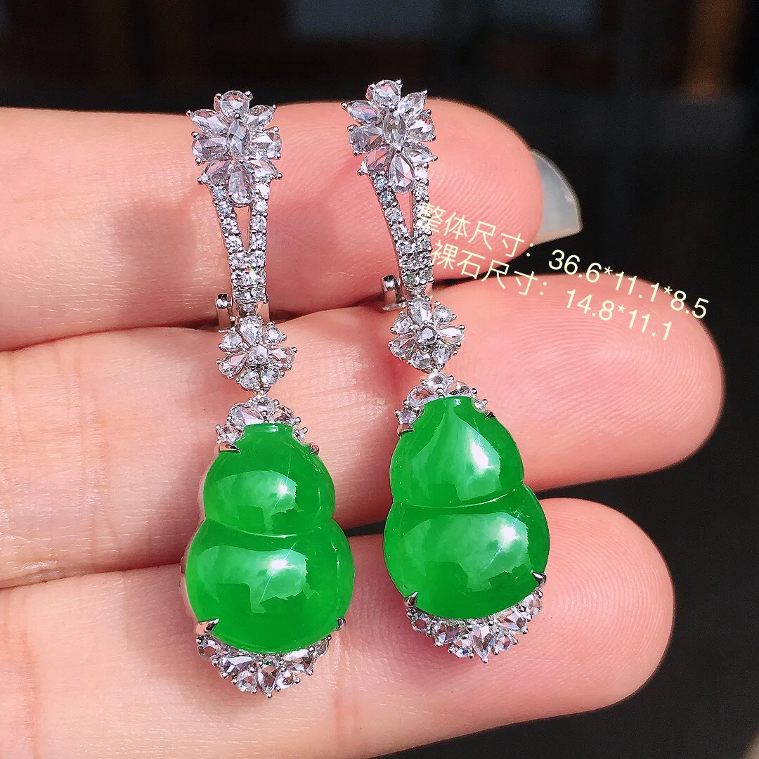 阳绿葫芦耳坠，色泽均匀艳丽，玉质细腻，荧光感超
强，饱满圆润，尽显优雅气质，18k
金豪华镶嵌