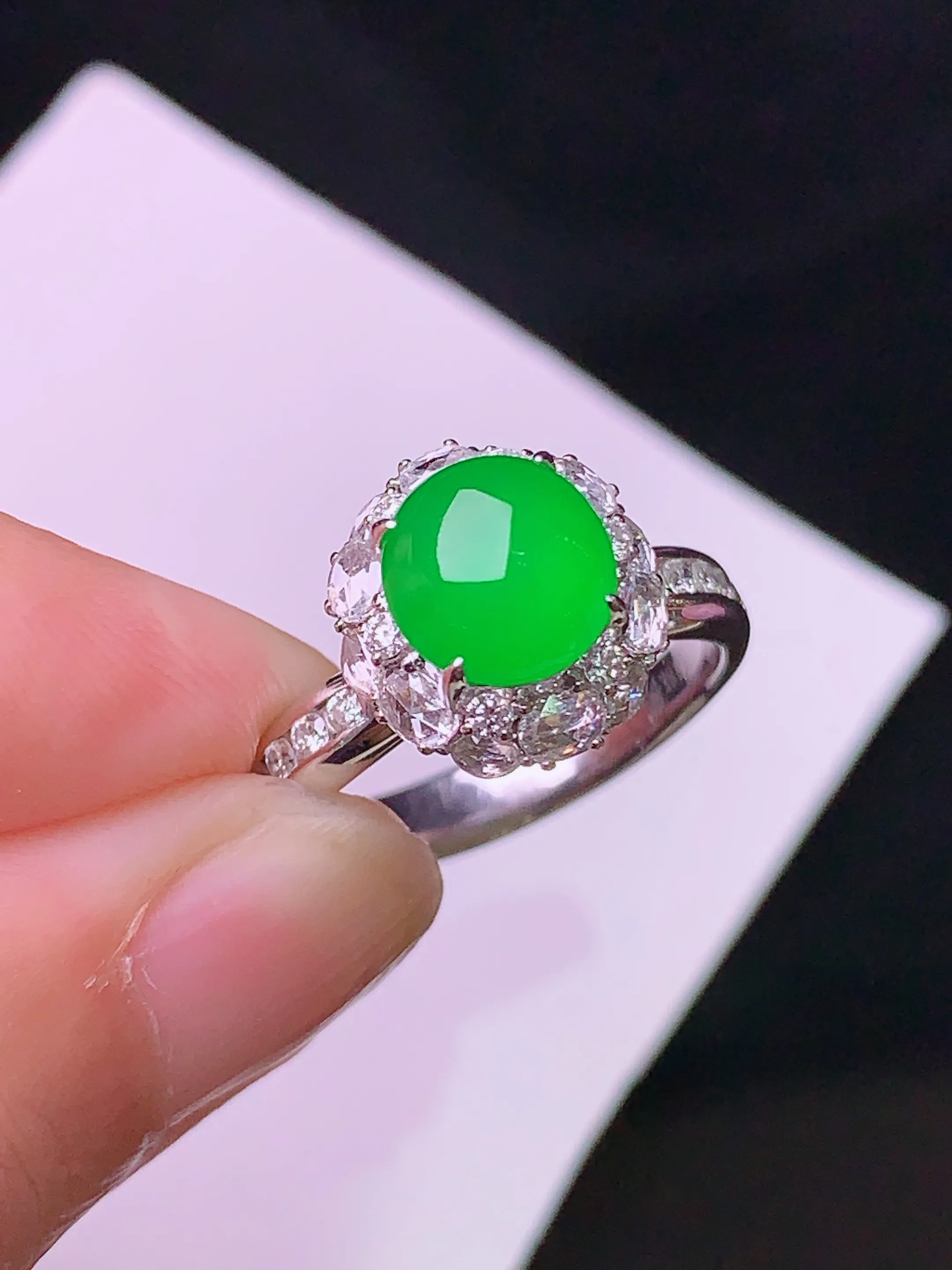 18k金钻镶嵌满绿蛋面戒指 玉质细腻 色泽艳丽 水润亮眼  圈14 整体尺寸11.8*10.6