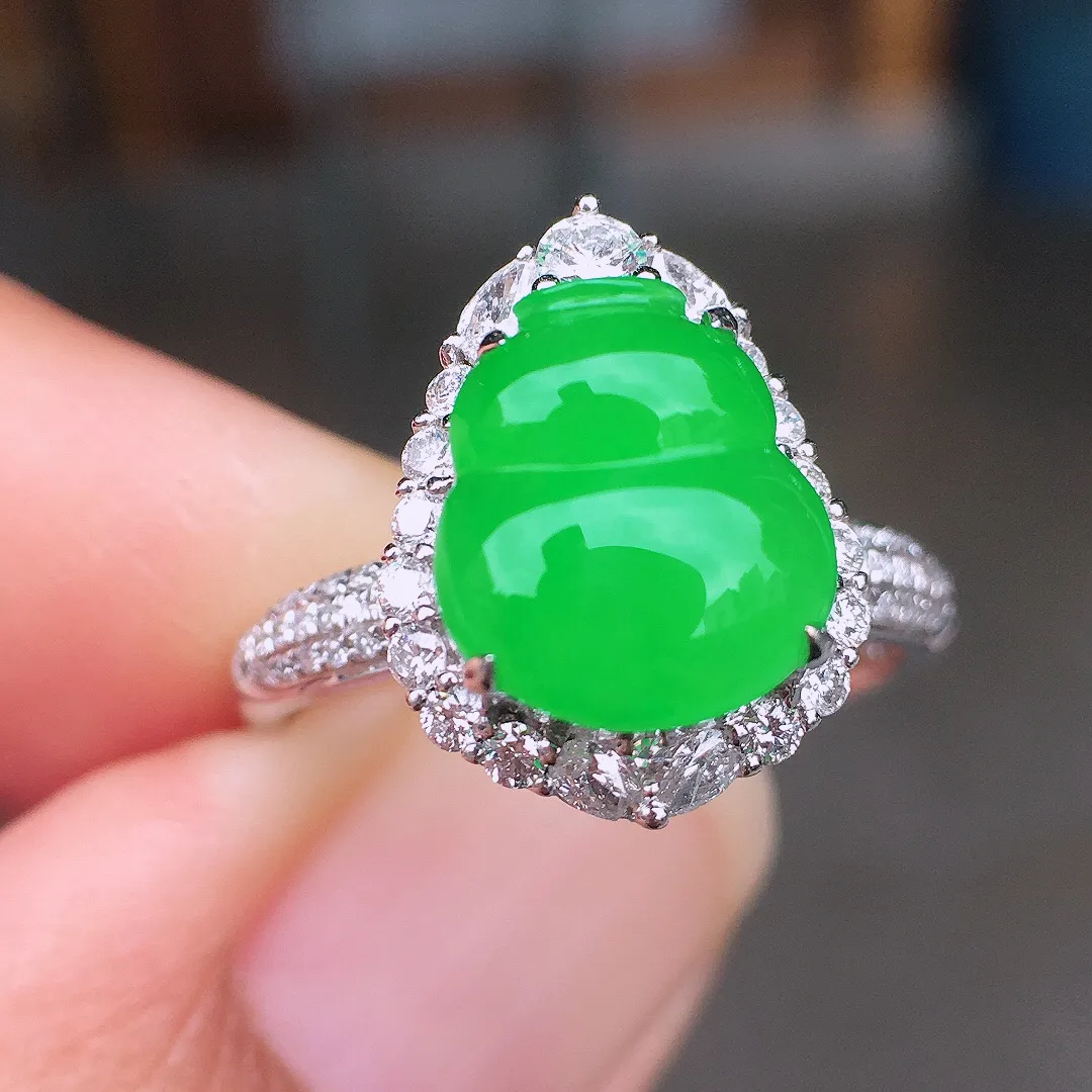 阳绿葫芦戒指，色泽均匀艳丽，玉质细腻，荧光感超
强，饱满圆润，尽显优雅气质，18k
金豪华镶嵌
