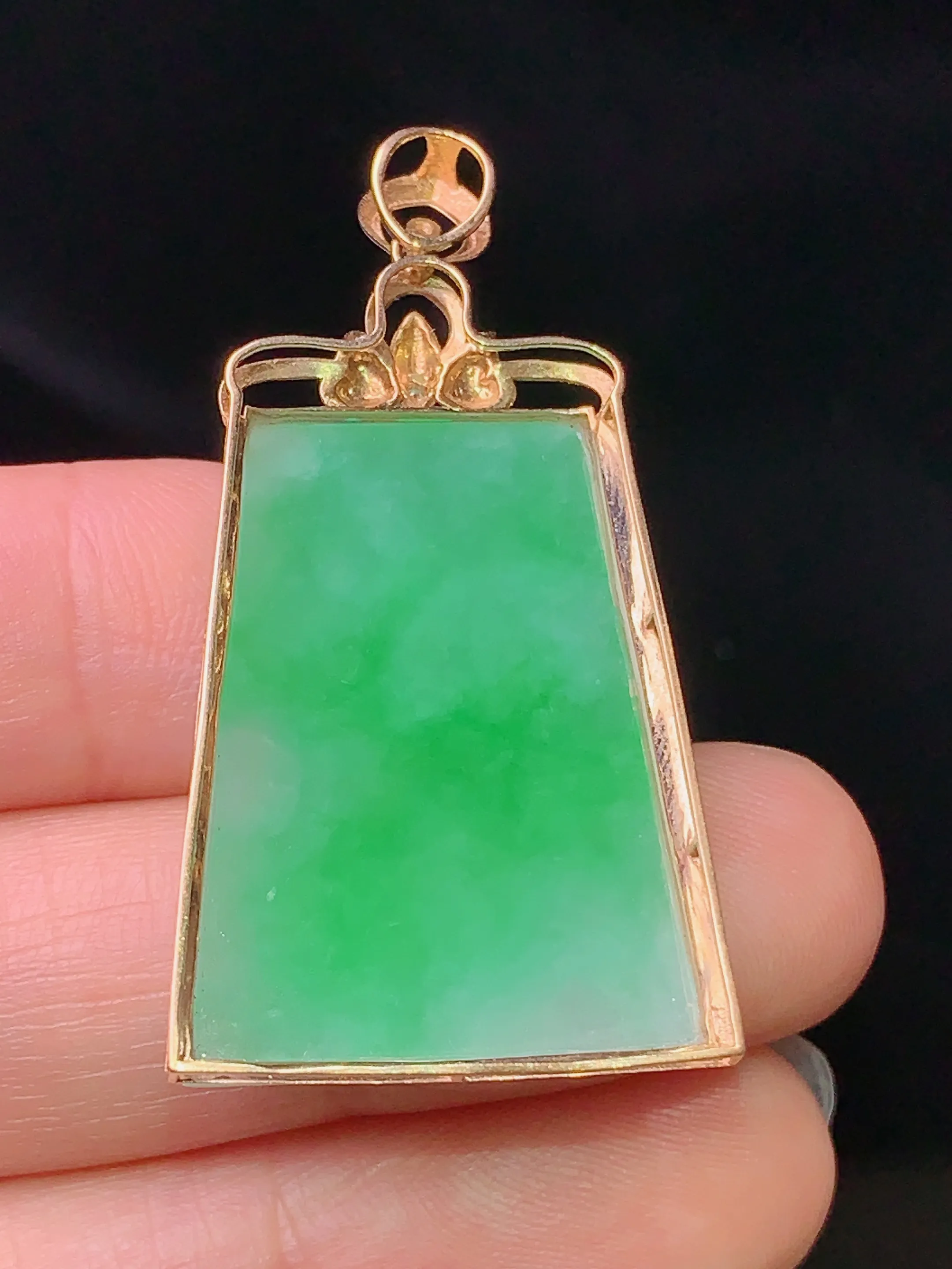 18k金钻镶嵌翠绿无事牌吊坠 玉质细腻 色泽艳丽 水润亮眼  整体尺寸40.3*21.5*6