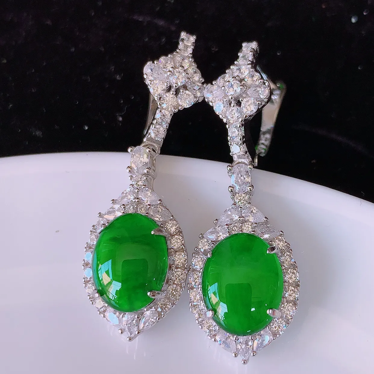 冰透满绿翡翠925银镶嵌耳坠，自然光实拍，翠色灵动，颜色漂亮，种老水足，品相佳，佩戴佳品！#97.26整体34*11-6.5裸石9.5*7.5