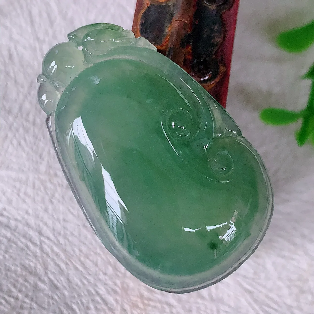 自然光实拍，冰种满绿飘花翡翠如意吊坠，上身效果非常美，饱满大气，工艺美，万事如意，如意一生，#01.29