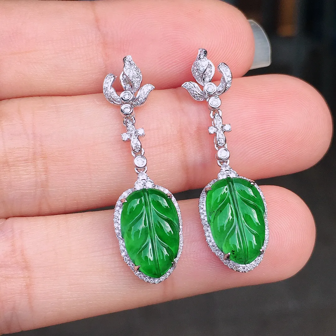 阳绿玉叶耳坠，色泽均匀艳丽，玉质细腻，荧光感超
强，饱满圆润，尽显优雅气质，18k
金豪华镶嵌