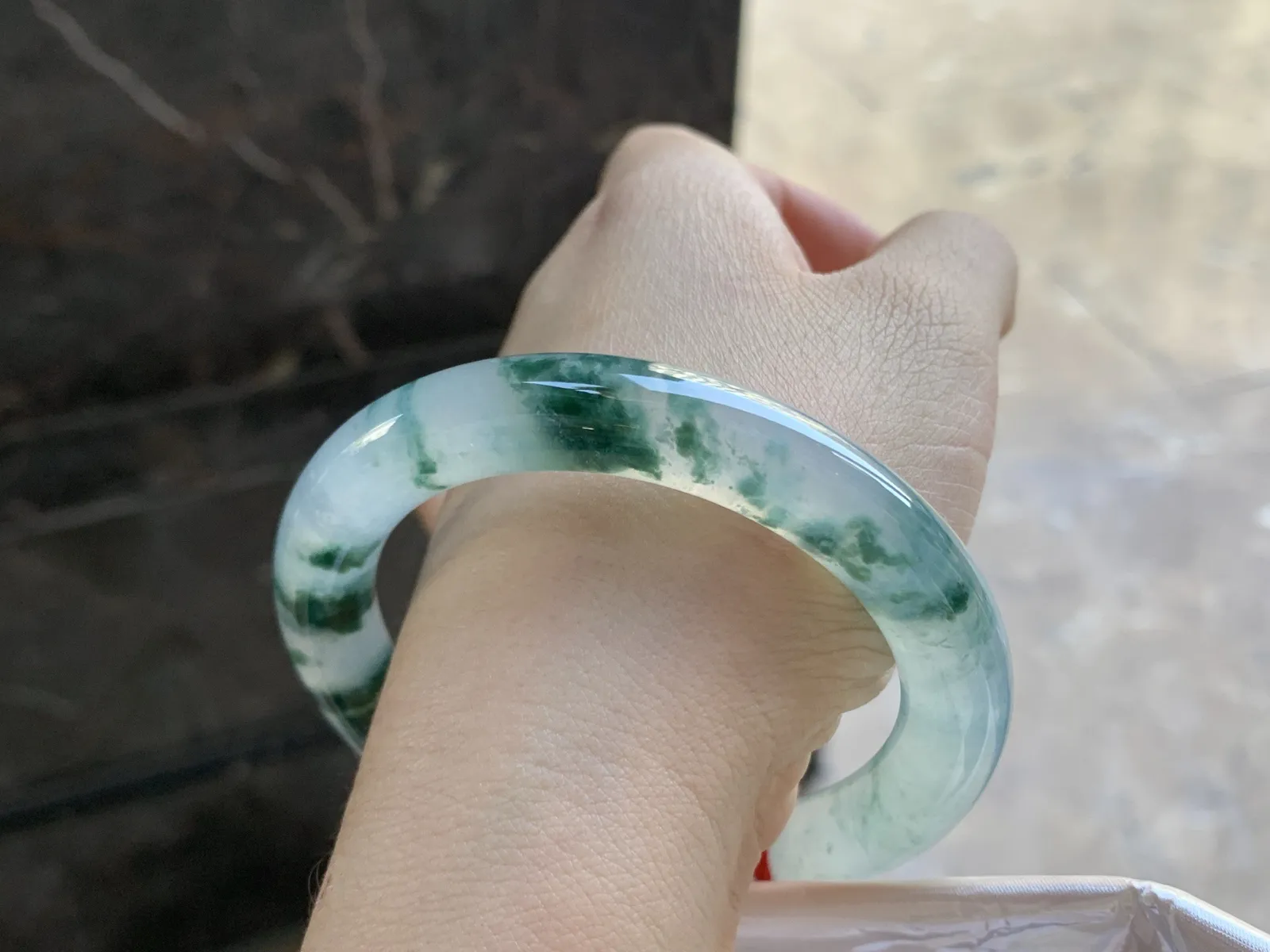 56-10.6

冰蓝花圆条手镯^_^种老 荧光十足透亮