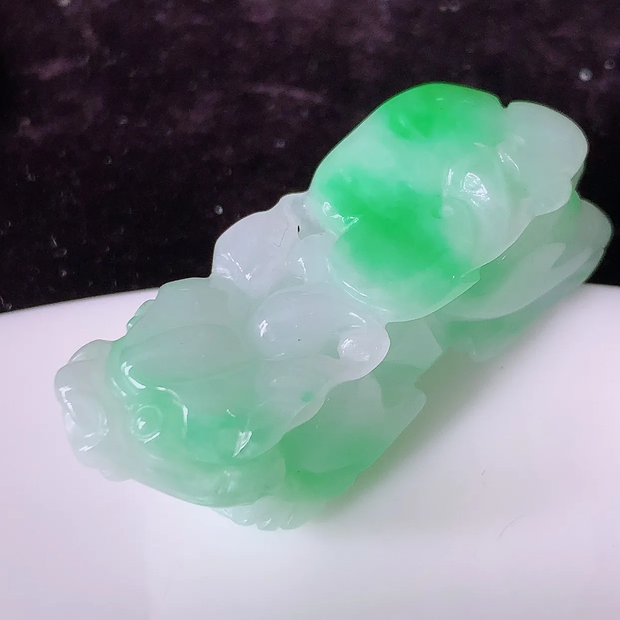 自然光实拍，冰润飘绿招财貔貅翡翠吊坠，民间有“一摸貔貅运程旺盛，再摸貔貅财运滚滚，三摸貔貅平步青云 
