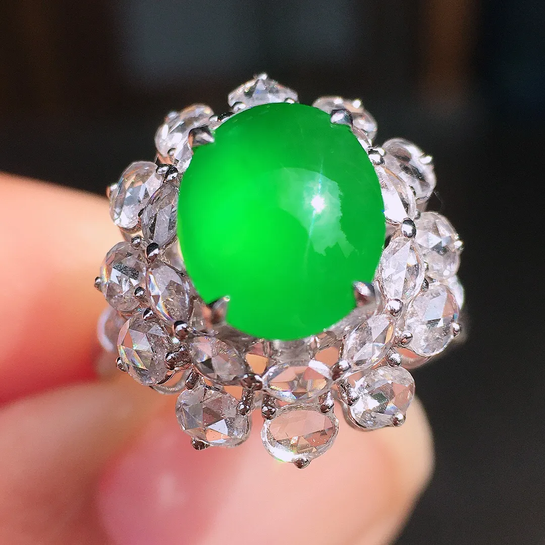 阳绿蛋面戒指，色泽均匀艳丽，玉质细腻，荧光感超
强，饱满圆润，尽显优雅气质，18k
金豪华镶嵌