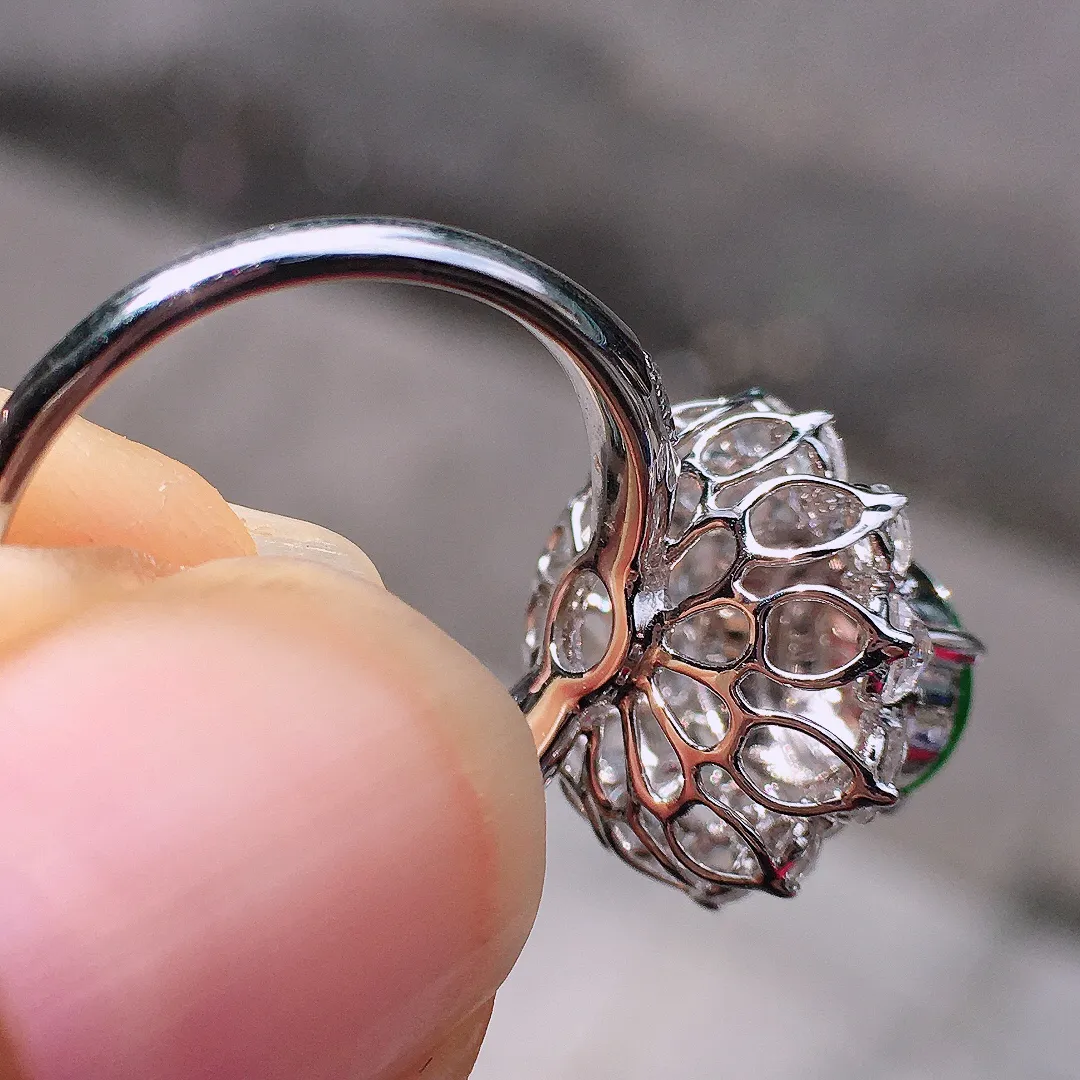 阳绿蛋面戒指，色泽均匀艳丽，玉质细腻，荧光感超
强，饱满圆润，尽显优雅气质，18k
金豪华镶嵌