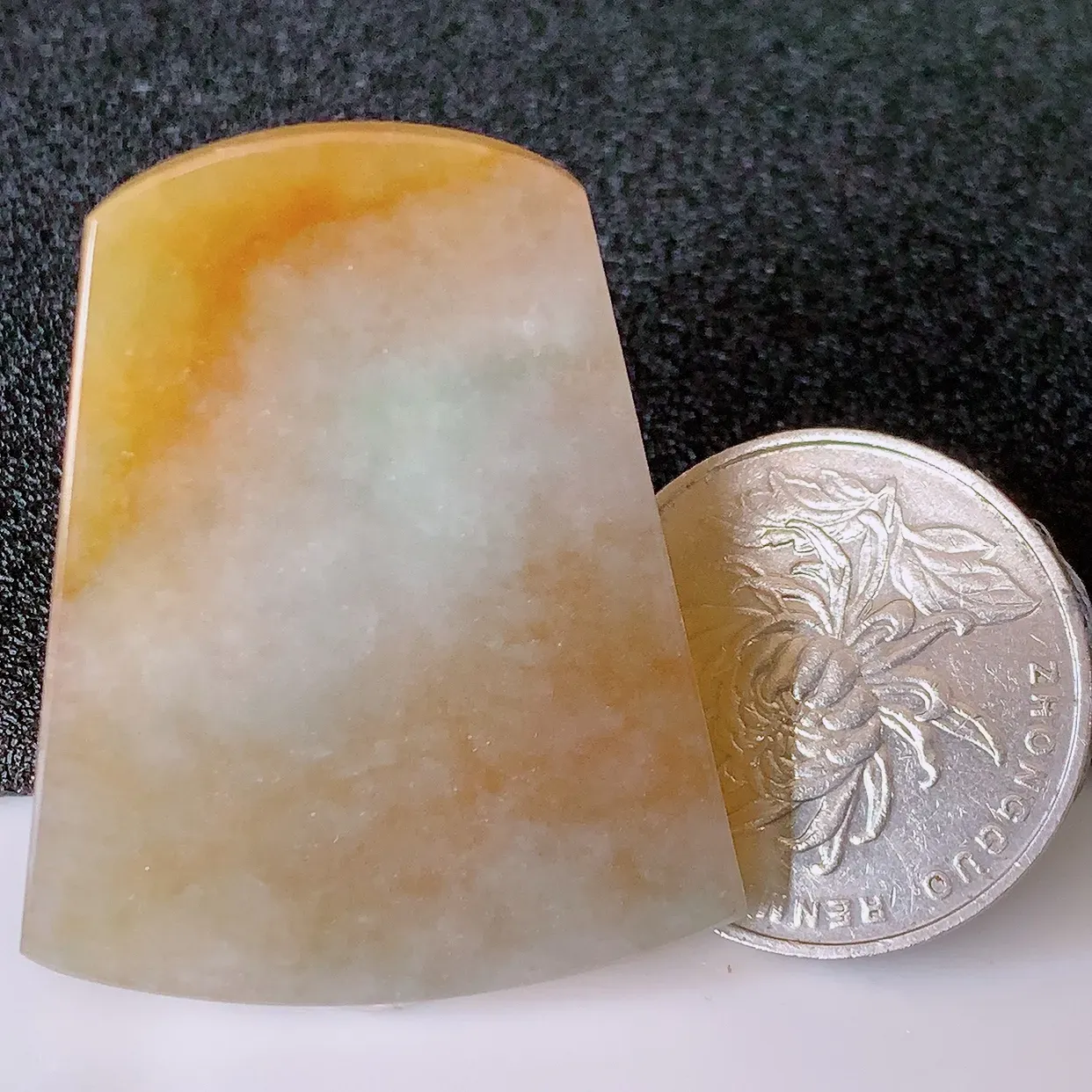 自然光实拍，冰润黄翡翡翠平安无事牌吊坠，平平安安，无事牌翠色灵动，佩戴平安时尚！#00.26