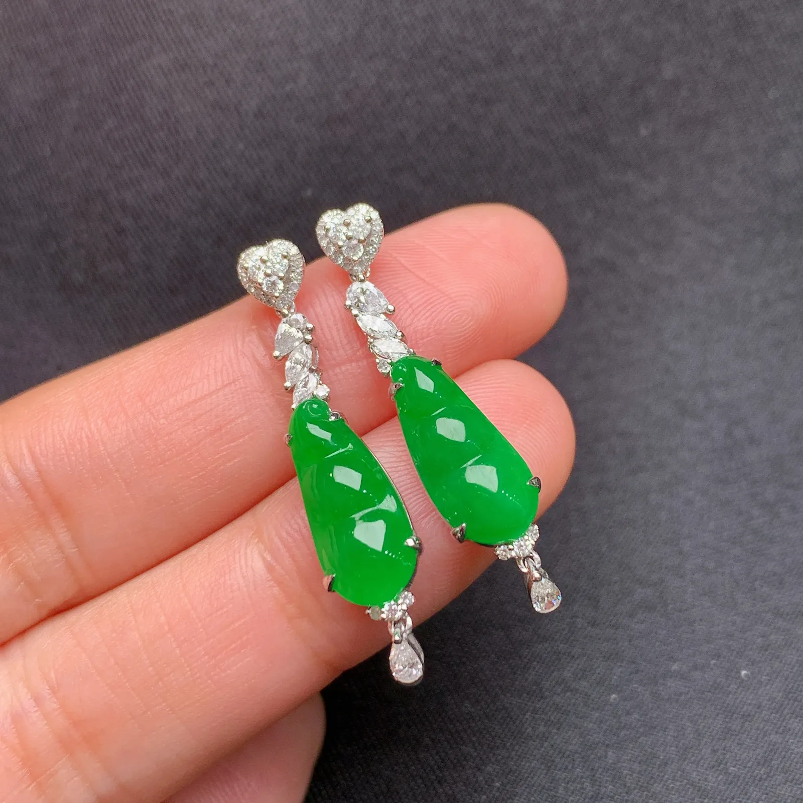 阳绿福豆耳坠，18k金镶嵌，简约时尚，冰润色阳，种水足 尺寸14.2*5.9*2.3