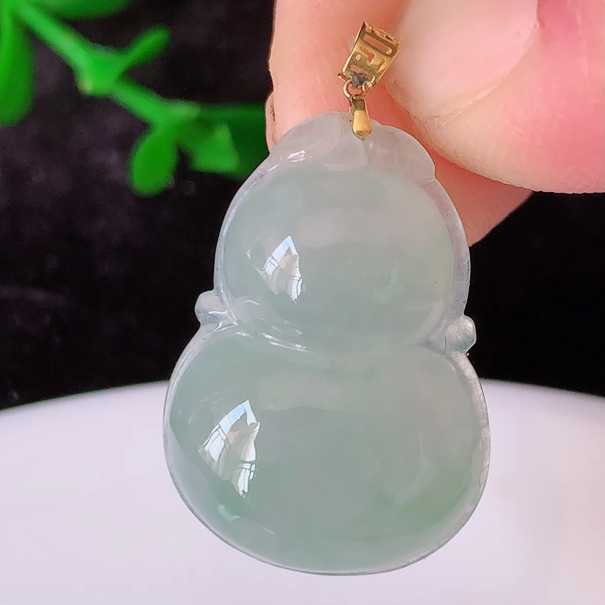 18K金镶嵌冰种飘花翡翠葫芦吊坠，葫芦寓意福禄双全，财源滚滚，佩戴效果优雅迷人！#49.26