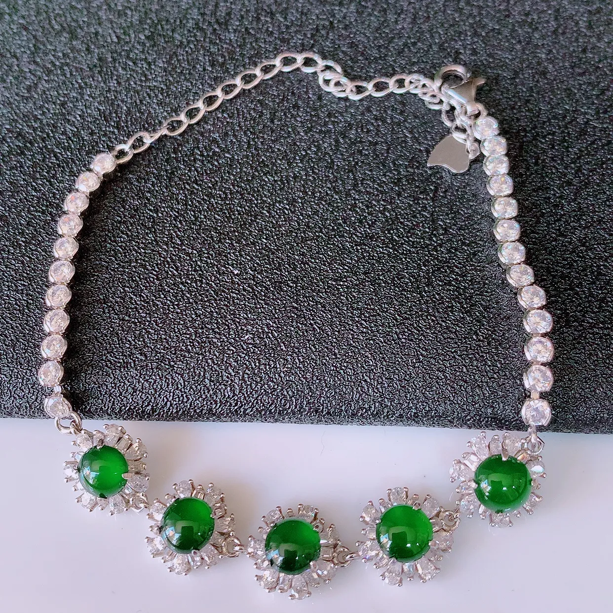 冰透满绿翡翠925银镶嵌手链，自然光实拍，翠色灵动，颜色漂亮，种老水足，品相佳，佩戴佳品！#97.2