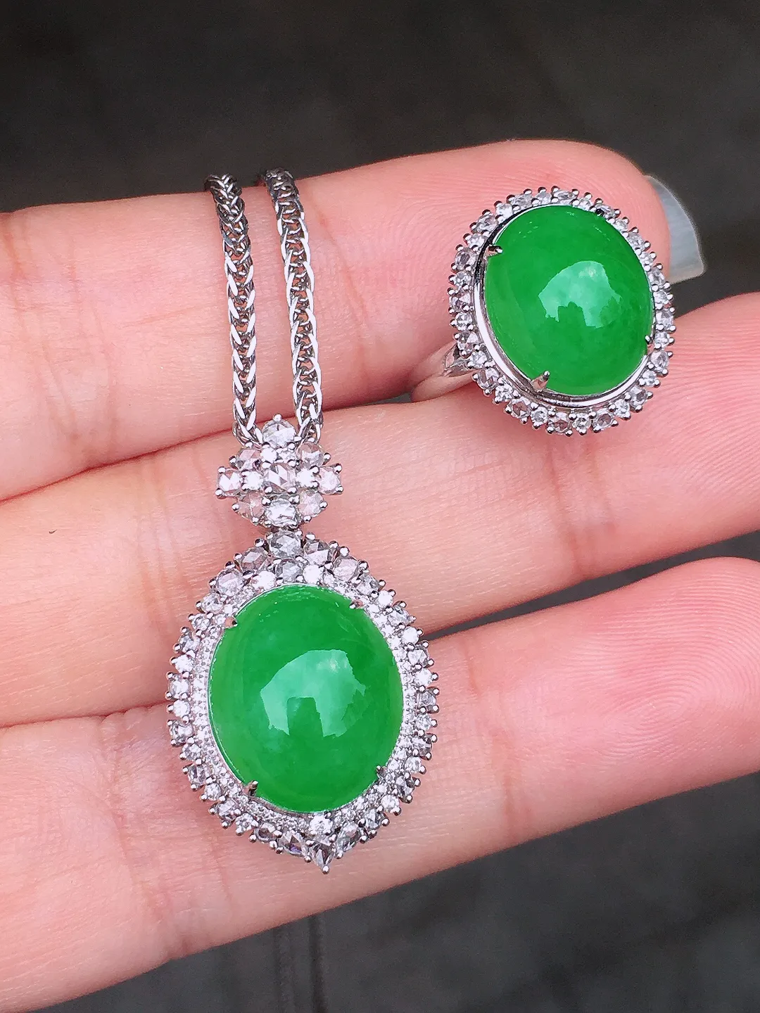 阳绿蛋面套装（吊坠+戒指），色泽均匀艳丽，玉质细腻，荧光感超
强，饱满圆润，尽显优雅气质，18k
金