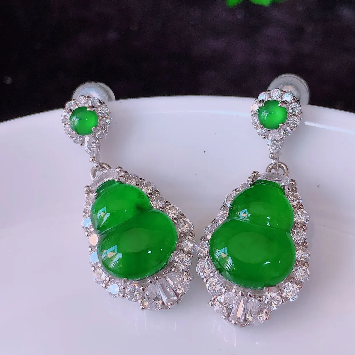 冰透满绿翡翠925银镶嵌葫芦耳坠，自然光实拍，翠色灵动，颜色漂亮，种老水足，品相佳，佩戴佳品！#97.26整体28*12.5*7裸石11.5*9