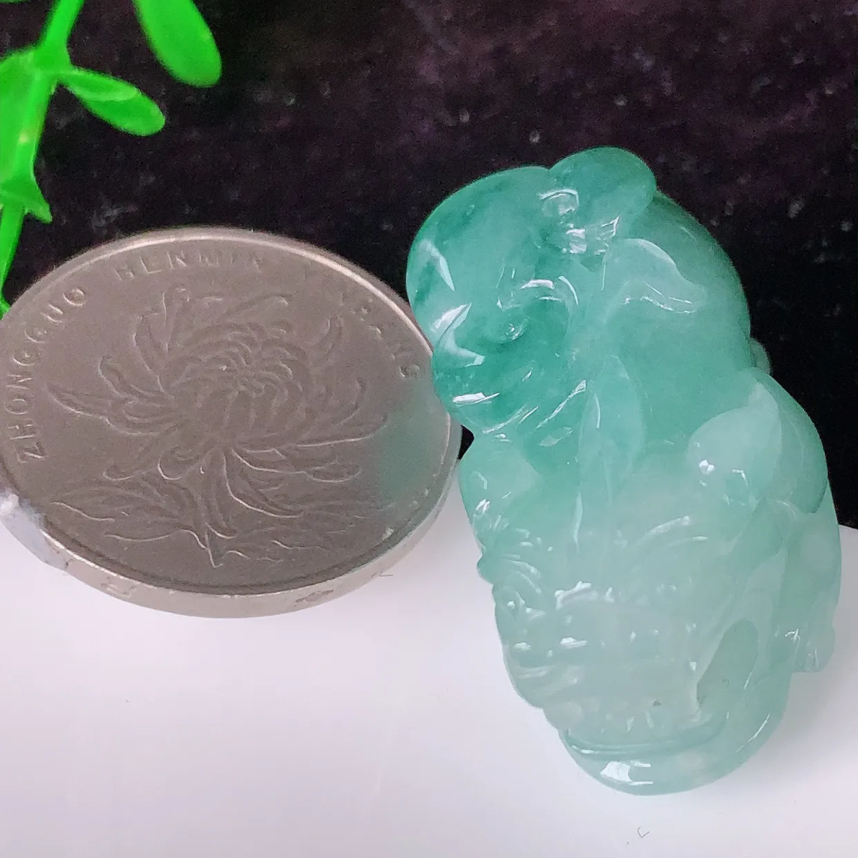 自然光实拍，冰胶飘花翡翠招财貔貅吊坠，民间有“一摸貔貅运程旺盛，再摸貔貅财运滚滚，三摸貔貅平步青云 ”的美好祝愿。#81.29