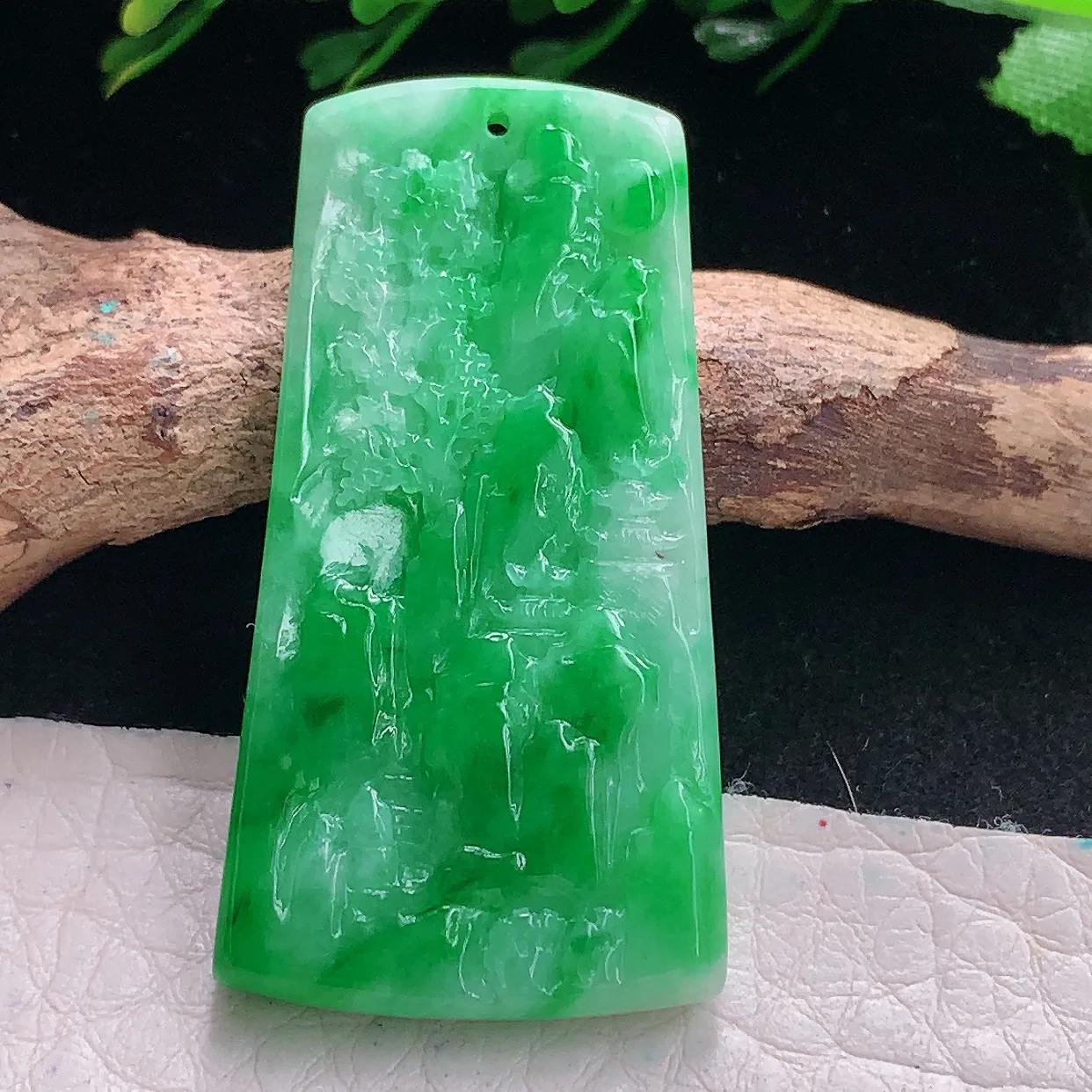 zzx自然光40.3*21.8*4.8天然缅甸翡翠阳绿山水 大好河山玉吊坠