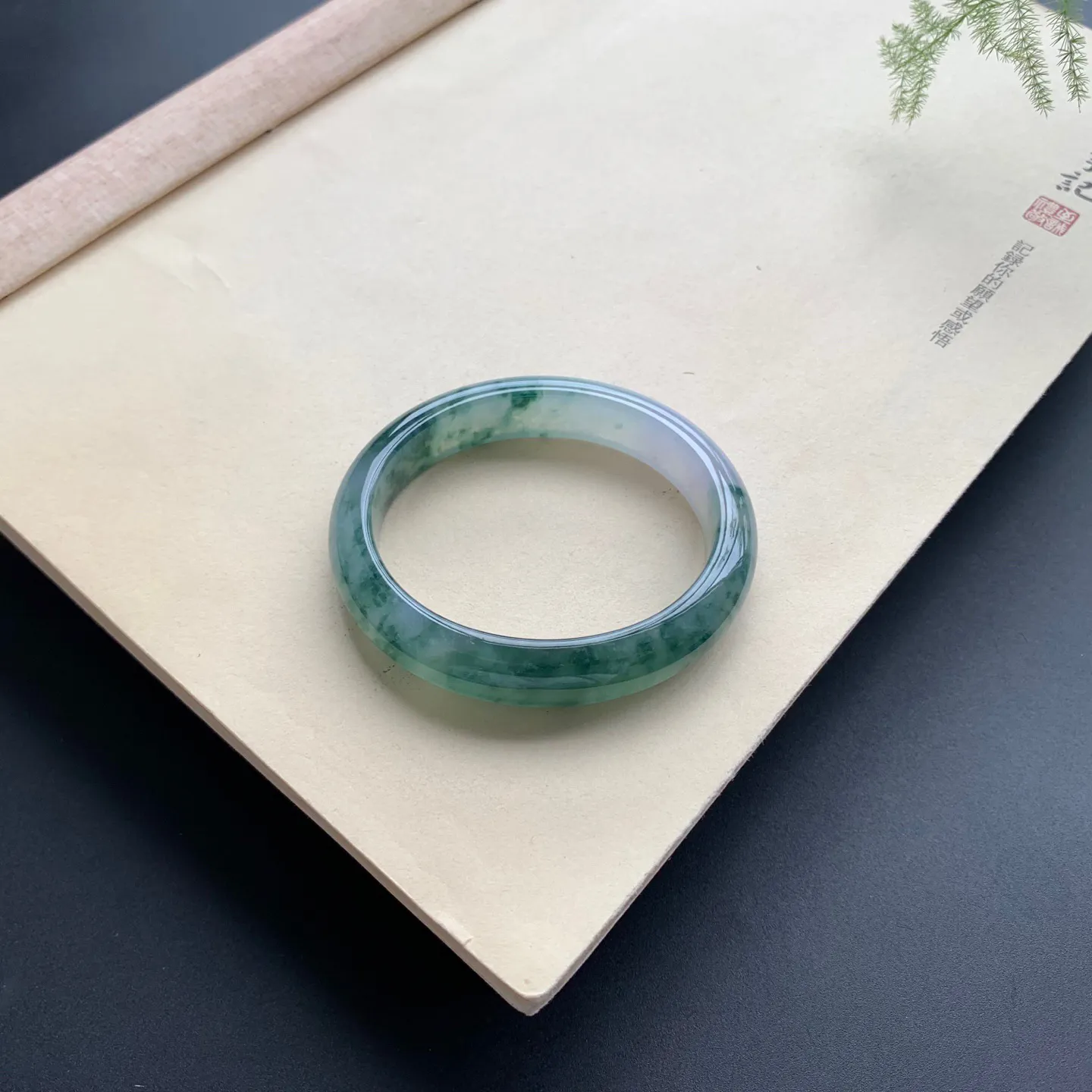 53.5圈口冰种飘花贵妃手镯 尺寸：53.5-46.2-12-7.6，无纹裂，水润起胶，花色浓郁