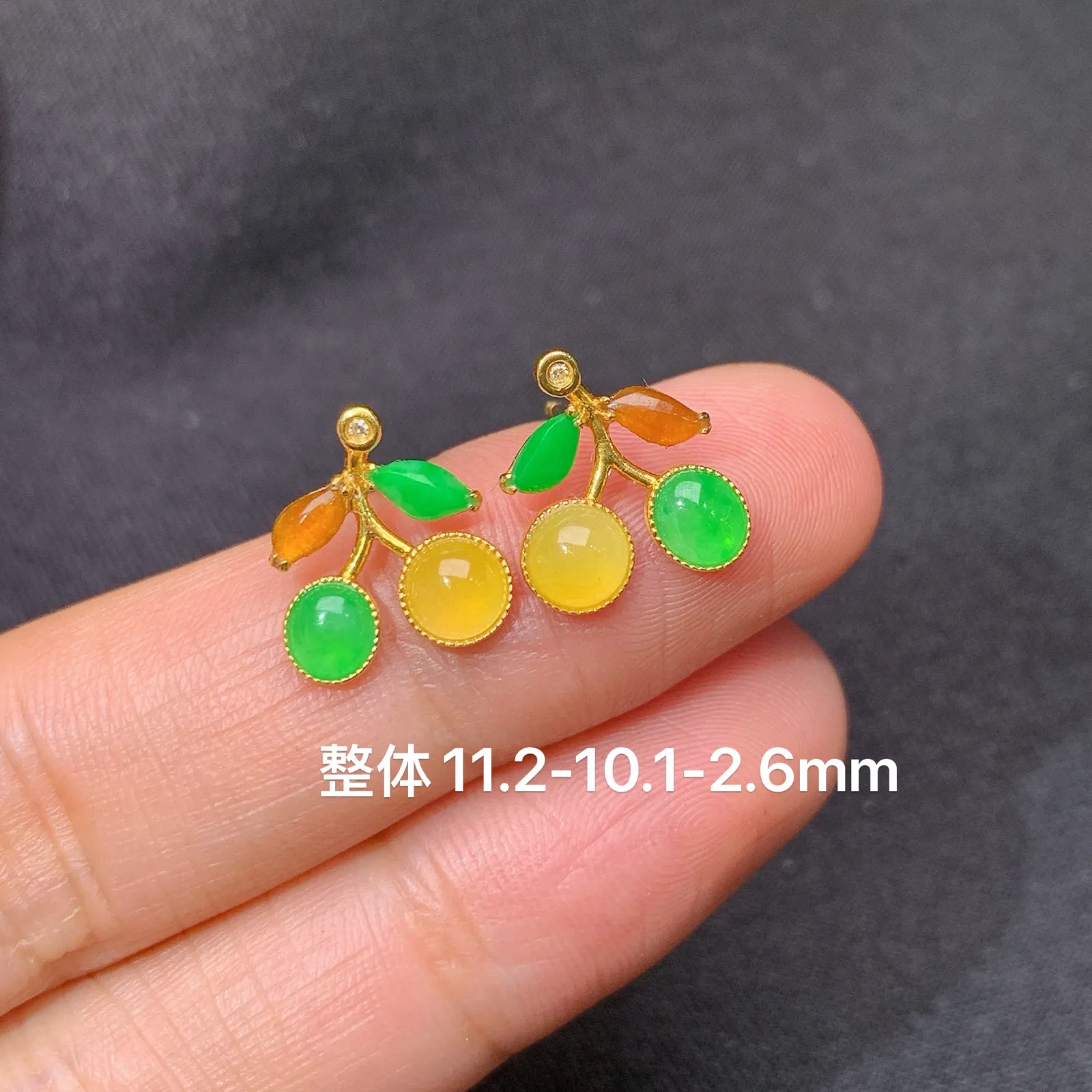 冰种多彩蛋面耳钉，18k金镶嵌，款式精美，冰润鲜艳，种水足 尺寸11.2*10.1*2.6