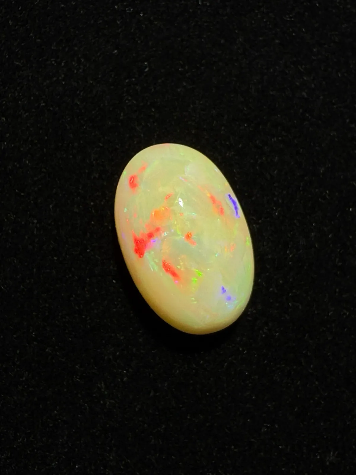 8.49ct天然彩欧泊裸石，尺寸18.2*11.8*8.5mm，颜色美艳，油画般色彩，火彩足。