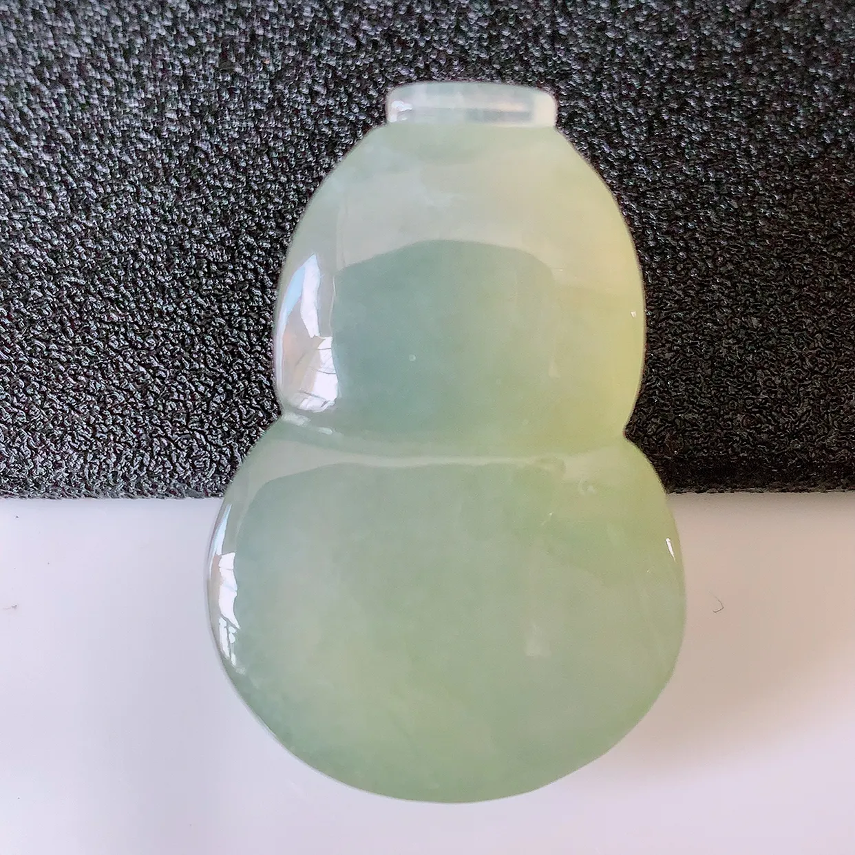 自然光实拍，冰种黄翡翡翠葫芦吊坠，葫芦寓意福禄双全，财源滚滚，饱满，清新脱俗，佩戴效果优雅迷人！#01.26