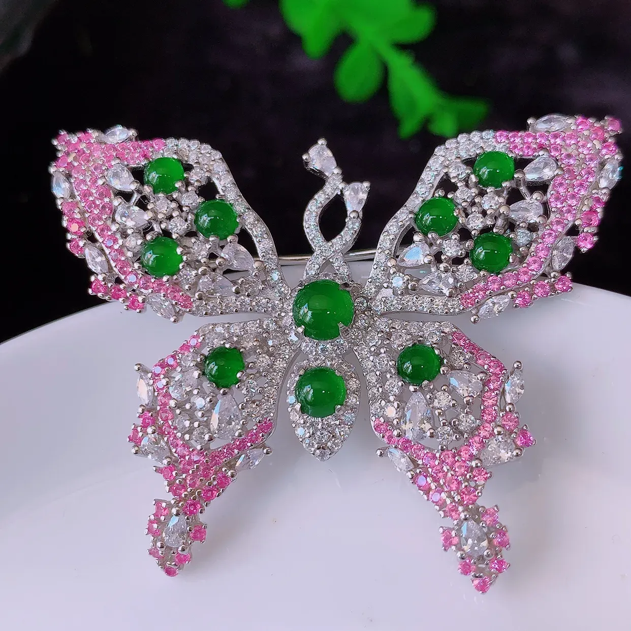 冰透满绿翡翠925银镶嵌蝴蝶胸针，自然光实拍，翠色灵动，颜色漂亮，种老水足，品相佳，佩戴佳品！#97.26整体50*39*8裸石5*5