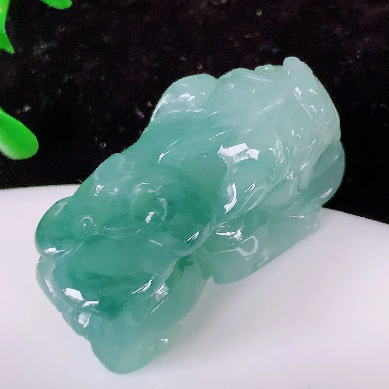 自然光实拍，冰胶飘花翡翠招财貔貅吊坠，民间有“一摸貔貅运程旺盛，再摸貔貅财运滚滚，三摸貔貅平步青云 