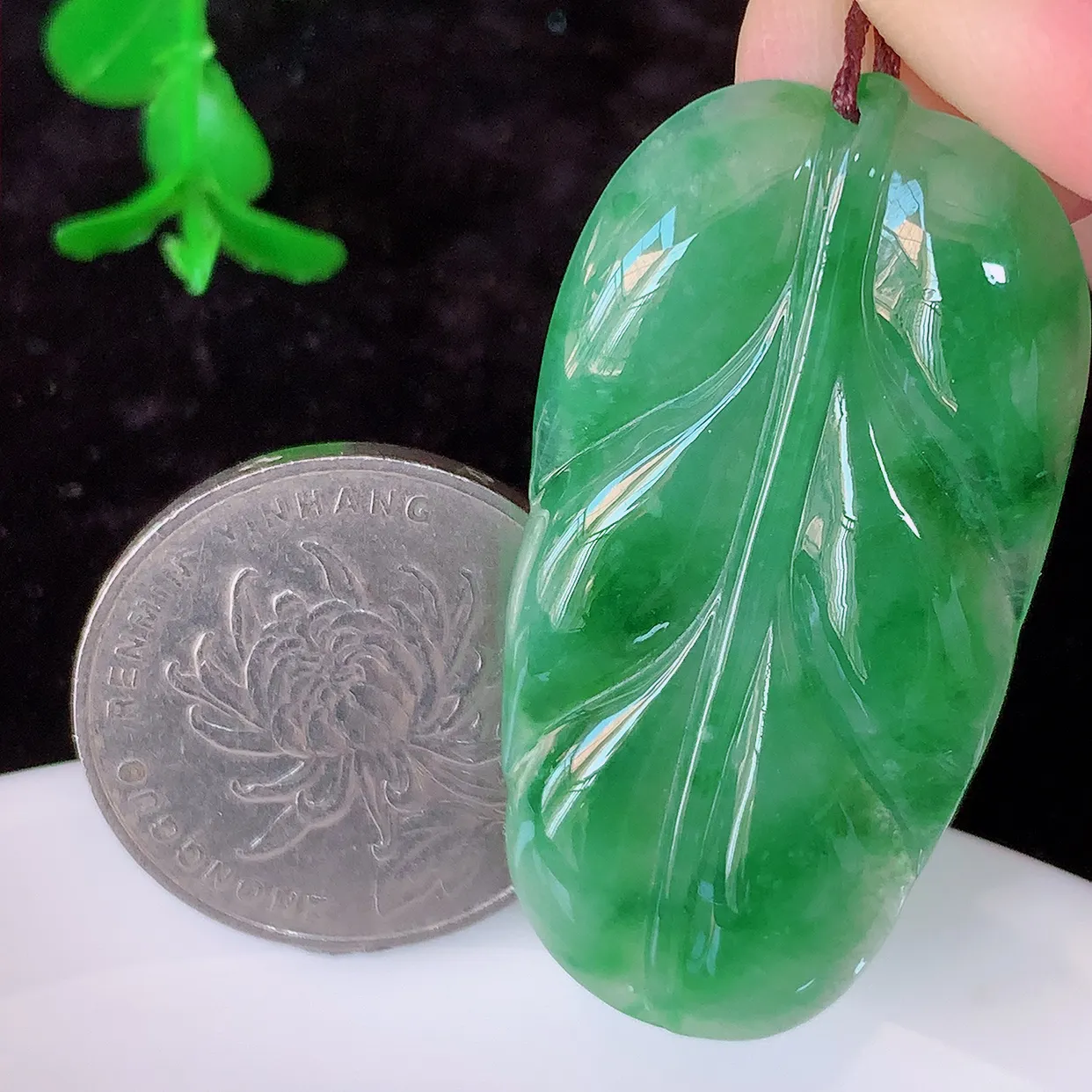 自然光实拍，冰飘花翡翠金枝玉叶叶子吊坠，寓意“大业有成，一夜成名，”水润通透叶子，翡翠叶子，清秀高雅，性价比超值！#75.26
