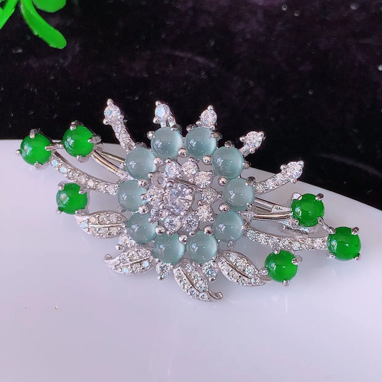 冰透满绿翡翠925银镶嵌胸针，自然光实拍，翠色灵动，颜色漂亮，种老水足，品相佳，佩戴佳品！#97.2