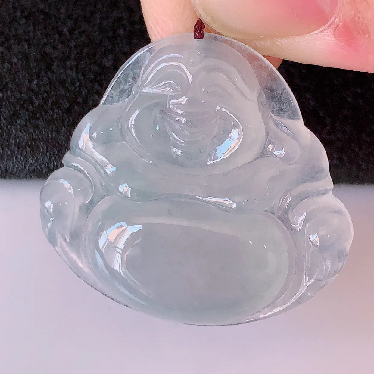 自然光实拍，冰种翡翠佛公，水灵起胶，翠色迷人，佛公在心中，一生平安，饱满圆润，开怀大笑佛公，配戴灵气十足！#57.26