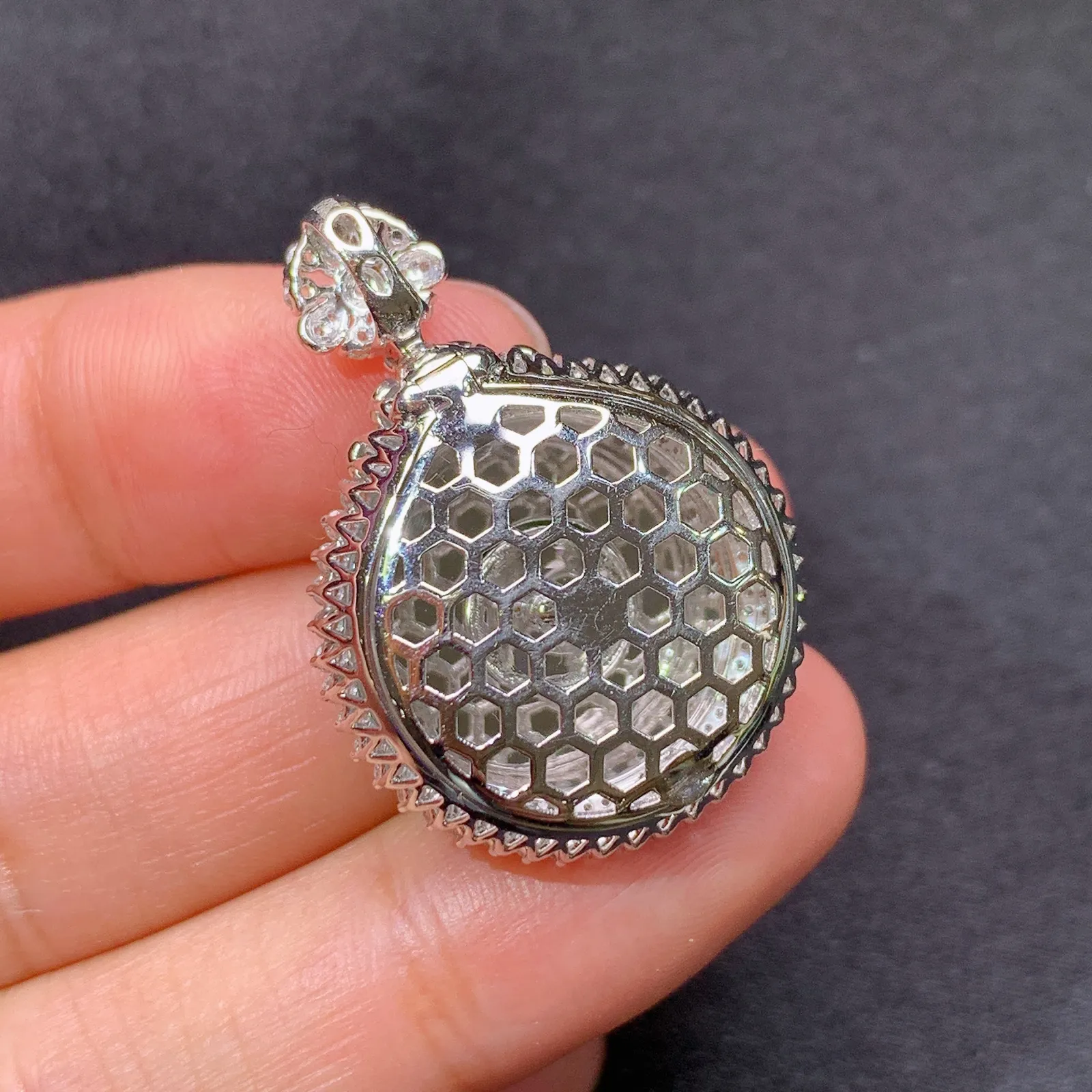 阳绿圆牌吊坠，18k金镶嵌，冰润色阳，种老水足 尺寸31.4*22.4*9.6