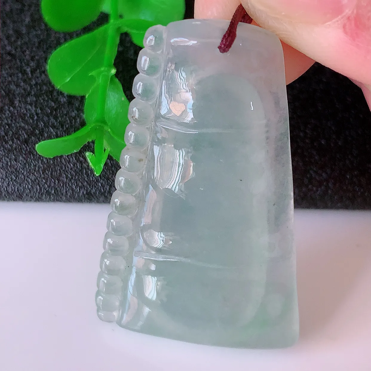 自然光实拍，冰种翡翠竹节吊坠。竹节寓意“节节高，官运亨通，前程似锦，水润莹泽，清秀高雅，佩戴精美！#41.26