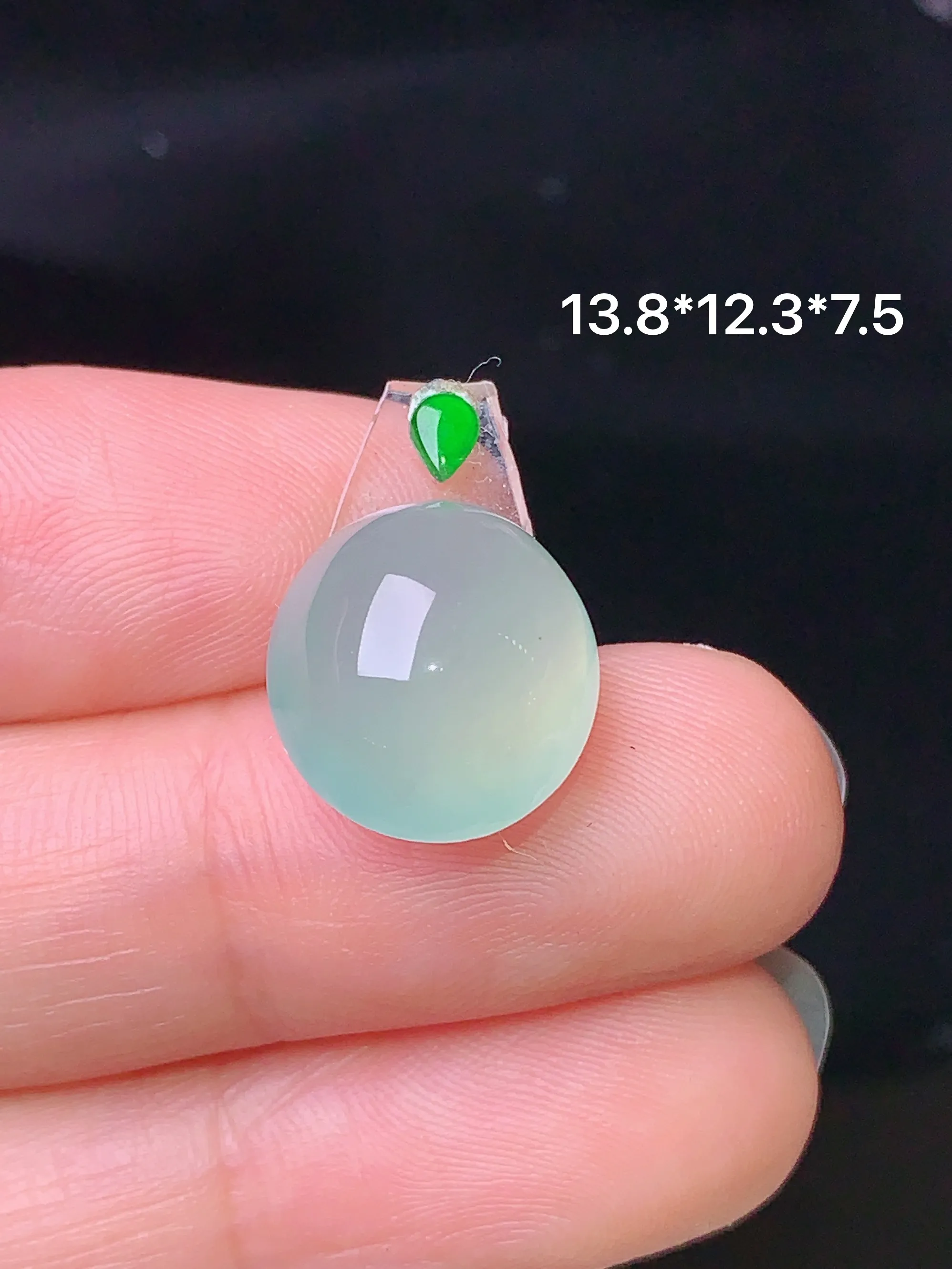 镶嵌款 冰种蛋面吊坠 玉质细腻 色泽艳丽 水润亮眼  整体尺寸13.8*12.3*7.5