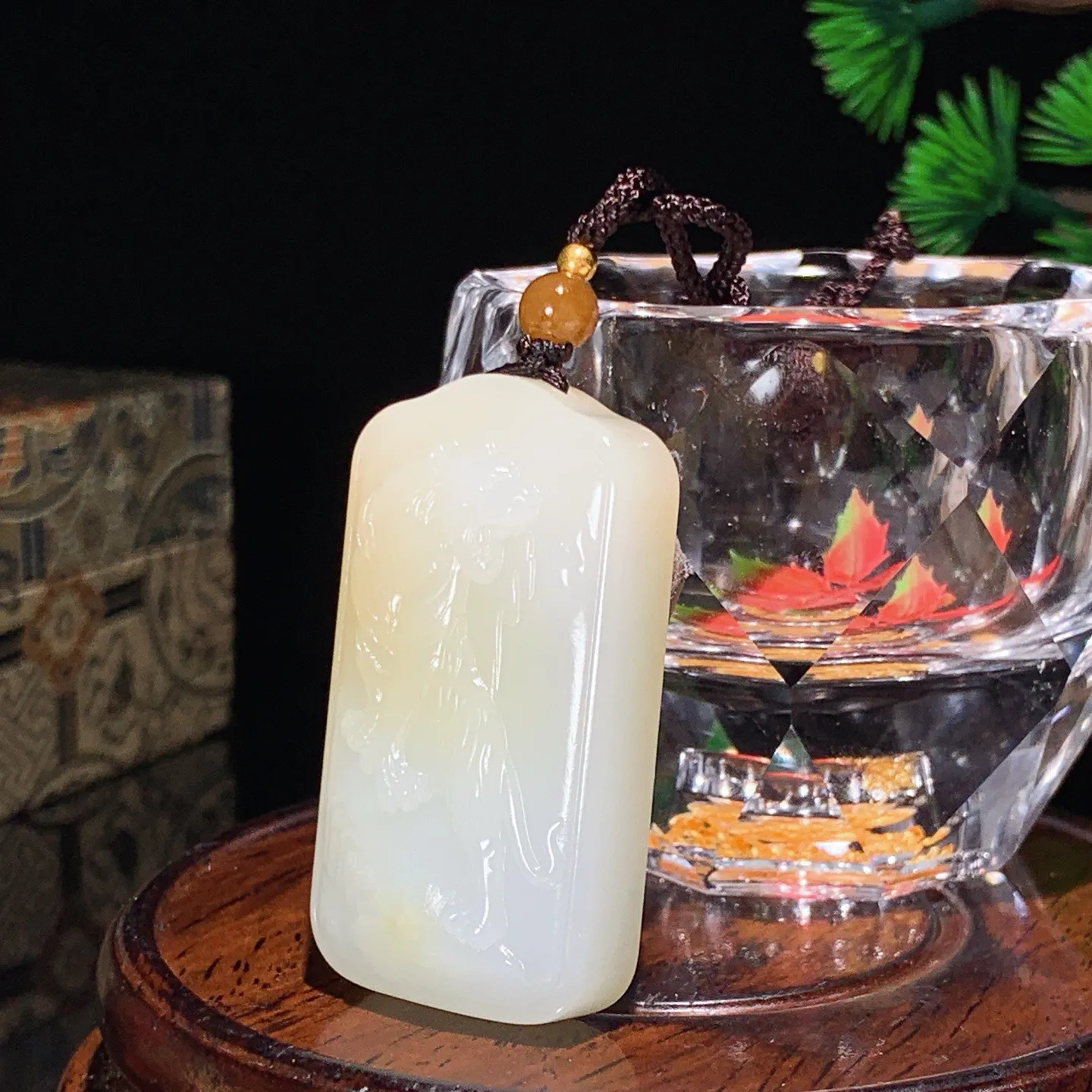 新疆和田玉且末糖上山虎牌子挂件。尺寸45/25/12重31克 白度一级。玉质细腻油润 脂粉好，品质好