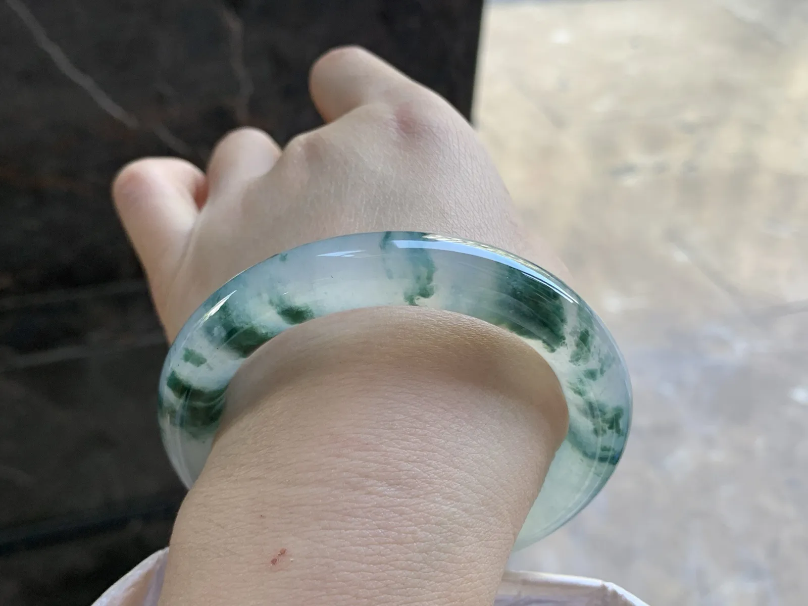 56-10.6

冰蓝花圆条手镯^_^种老 荧光十足透亮