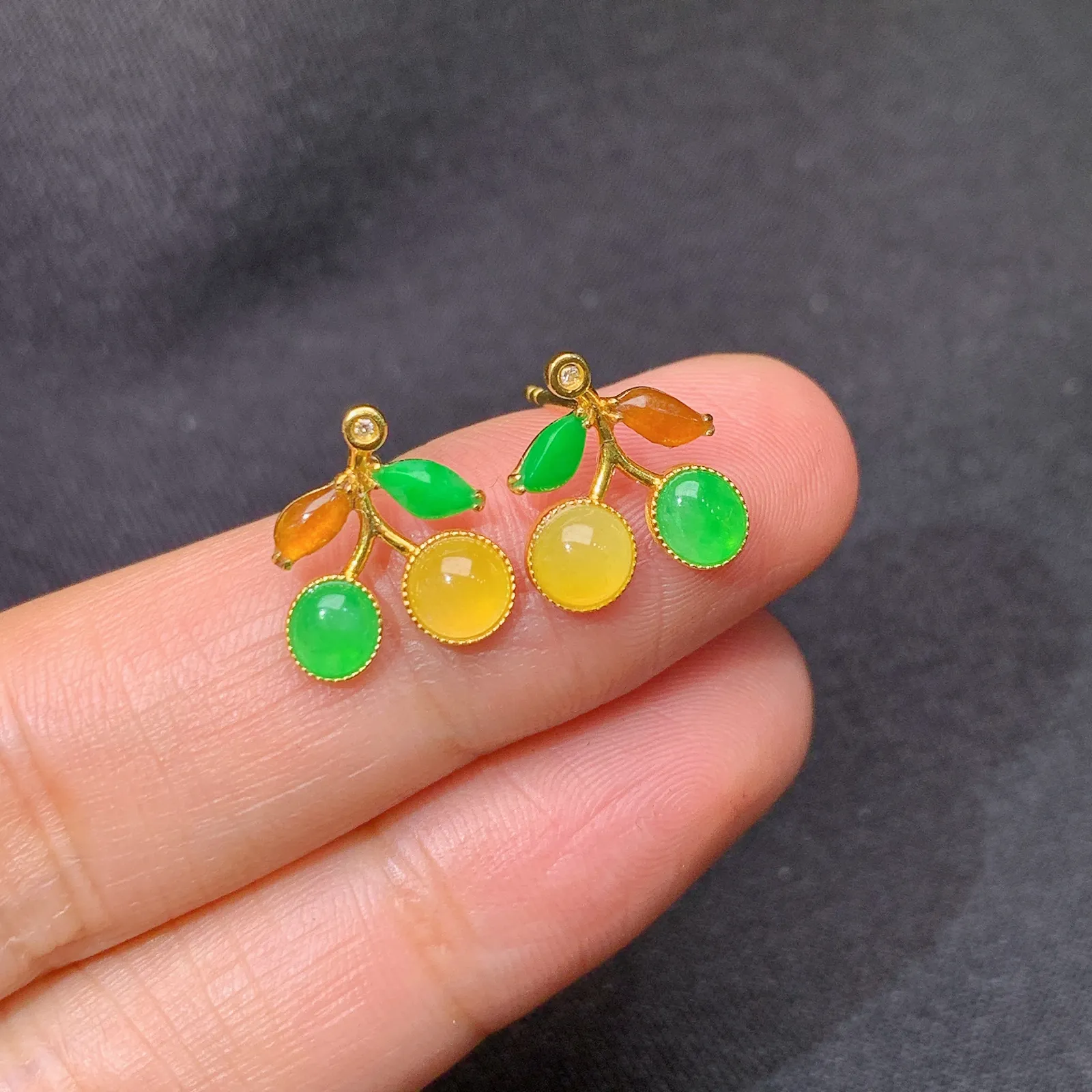 冰种多彩蛋面耳钉，18k金镶嵌，款式精美，冰润鲜艳，种水足 尺寸11.2*10.1*2.6