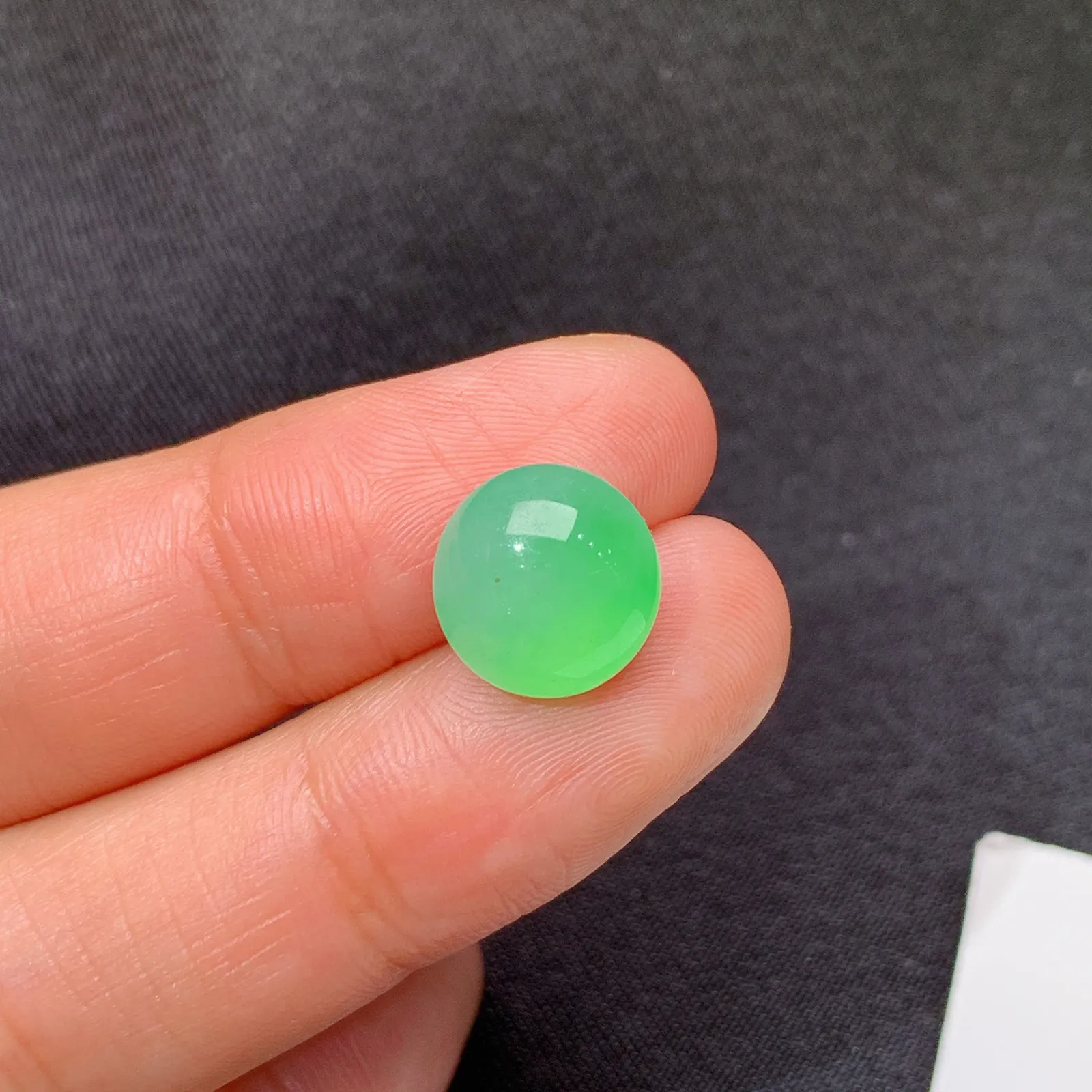 甜绿蛋面，镶嵌佳品，冰润细腻，色阳，种水足 尺寸10.4*9.9*5.3