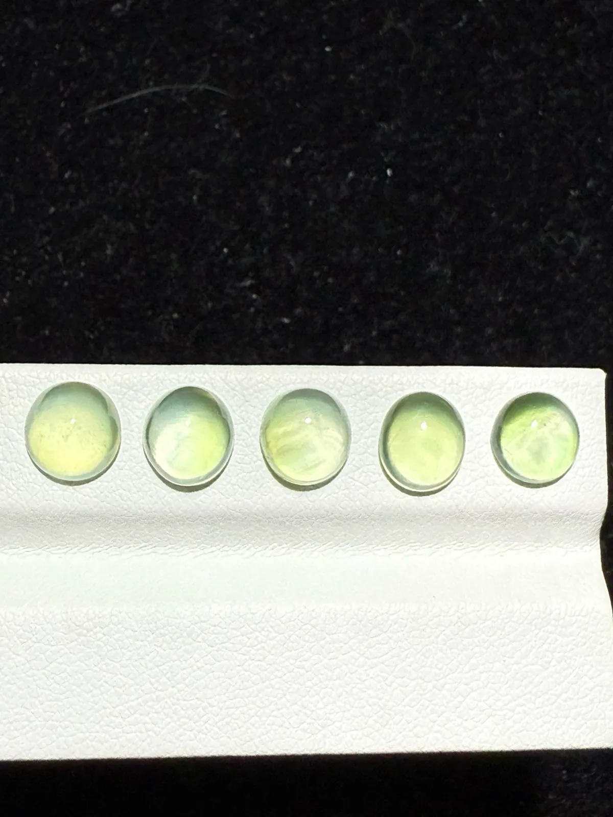 9.82ct天然葡萄石裸石，尺寸7.8*7.9*4.6mm，颜色美艳 ，微棉，冰透，起荧光