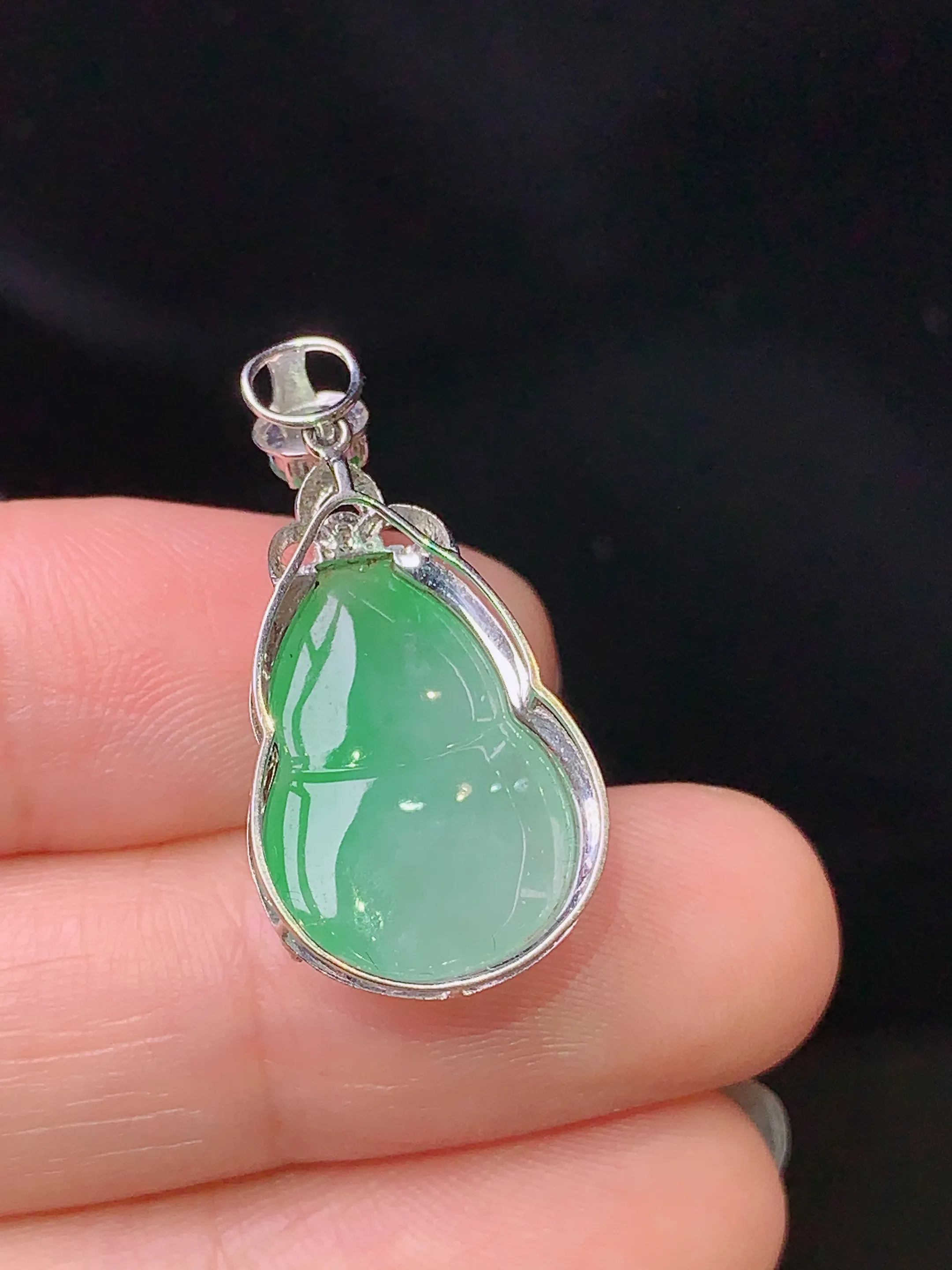 18k金钻镶嵌翠绿葫芦吊坠 玉质细腻 色泽艳丽 水润亮眼  整体尺寸27.5*13.3*8