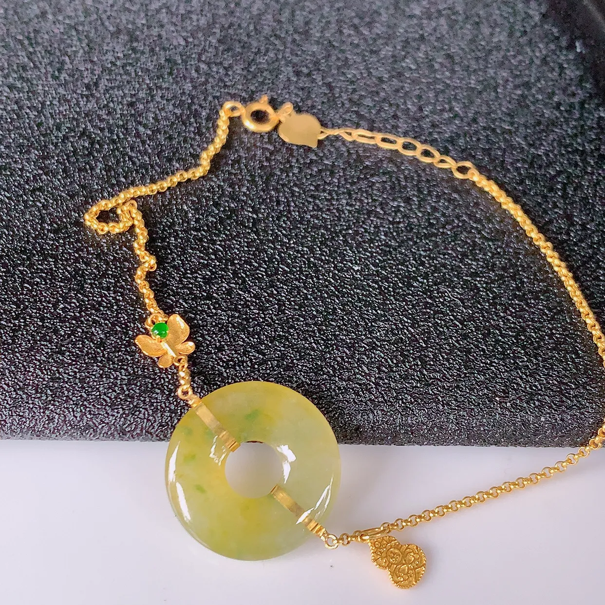 18k金镶嵌冰种黄翡平安扣翡翠手链，款式新颖时尚，日常百搭的款。清秀高雅，佩戴优雅高贵！#1.29平安扣尺寸15.5*3