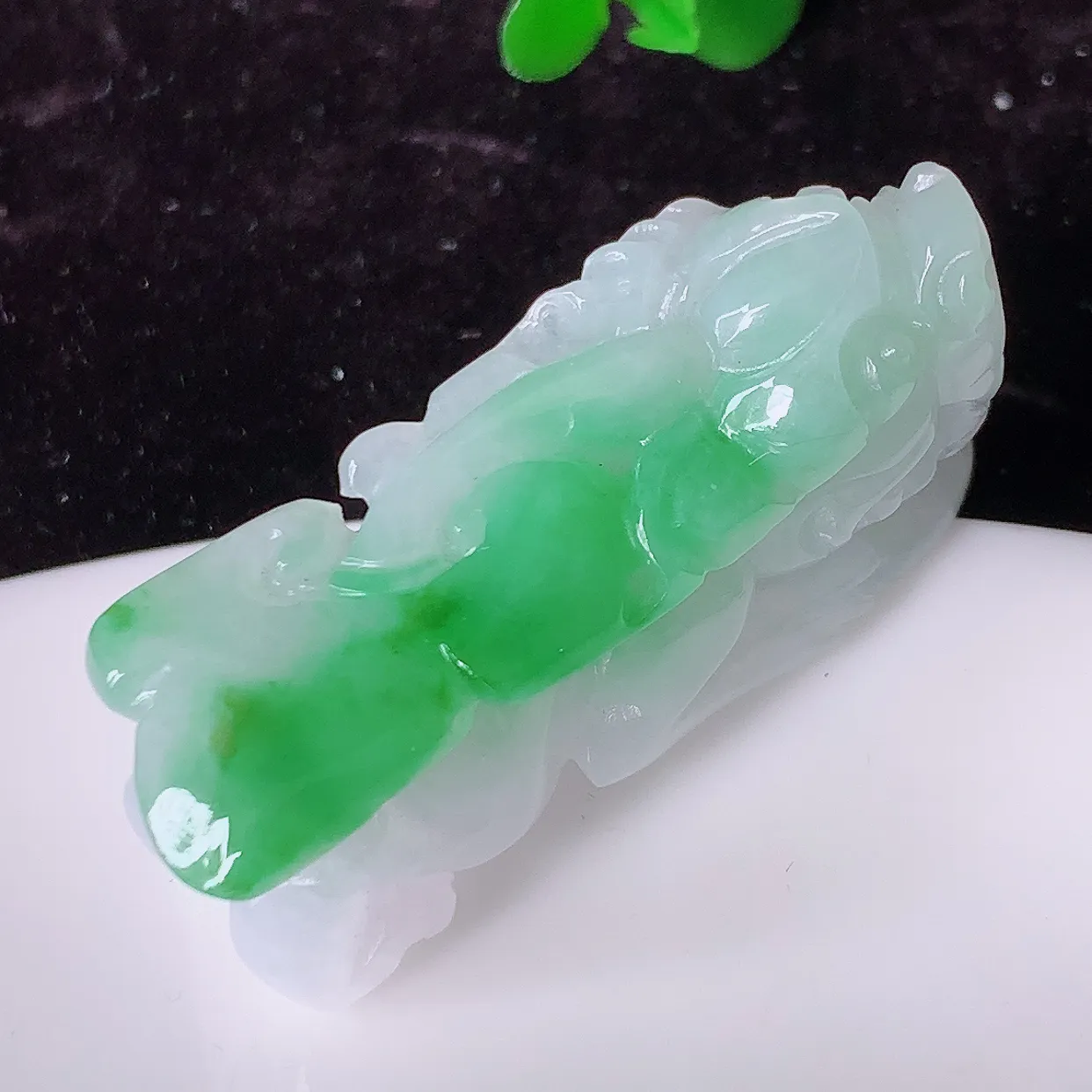 自然光实拍，冰润飘绿翡翠招财貔貅吊坠，民间有“一摸貔貅运程旺盛，再摸貔貅财运滚滚，三摸貔貅平步青云 ”的美好祝愿。#57.26