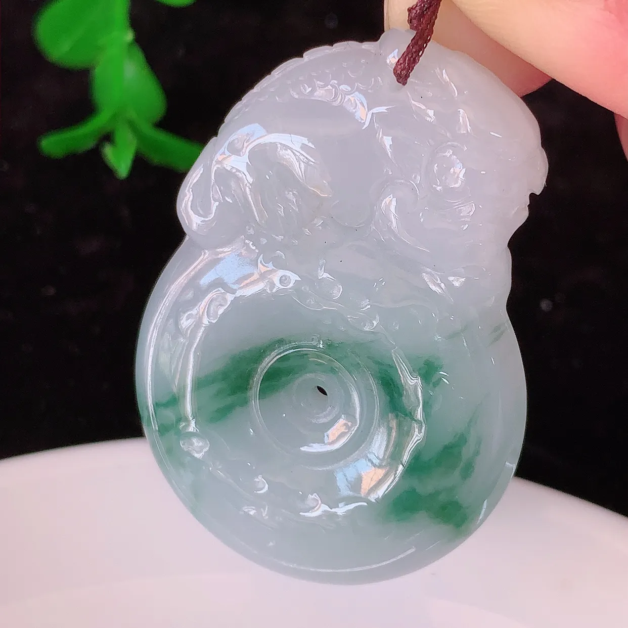 自然光实拍，冰飘花翡翠貔貅平安扣吊坠，翡翠平安扣，平安是福；冰透，很美的料子，平安扣佩戴优雅迷人！#