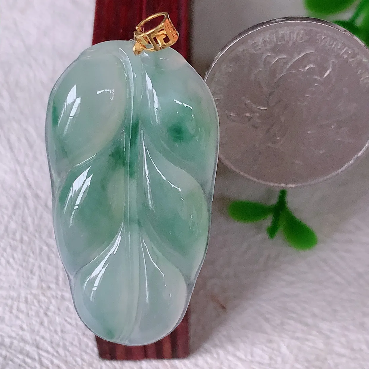 18K金镶嵌冰种飘花翡翠叶子吊坠 ，种水足，色泽清新，工艺精湛，叶子寓意美好；金枝玉叶，事业有成。#93.29整体43.8裸石39*20.5-4.8