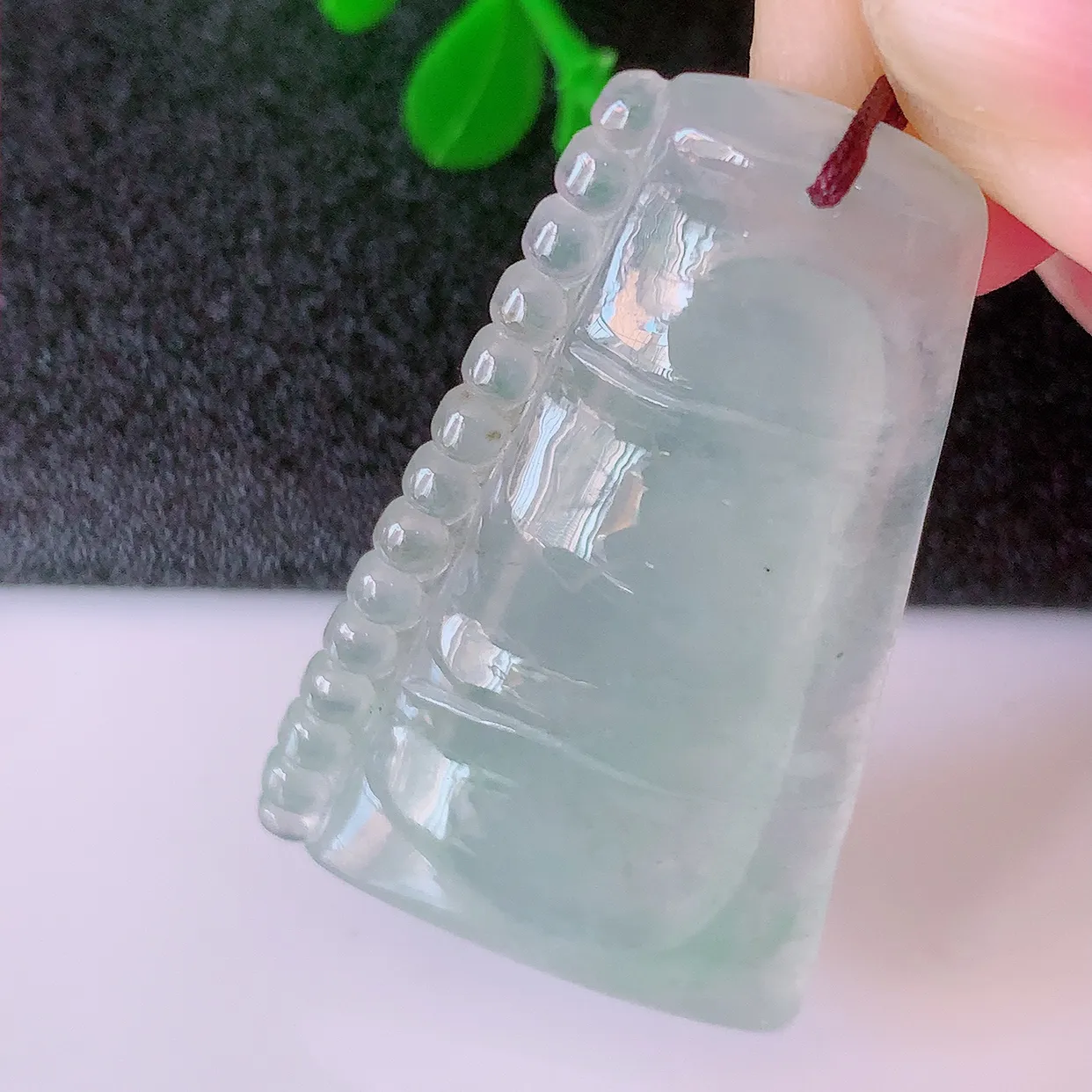 自然光实拍，冰种翡翠竹节吊坠。竹节寓意“节节高，官运亨通，前程似锦，水润莹泽，清秀高雅，佩戴精美！#41.26