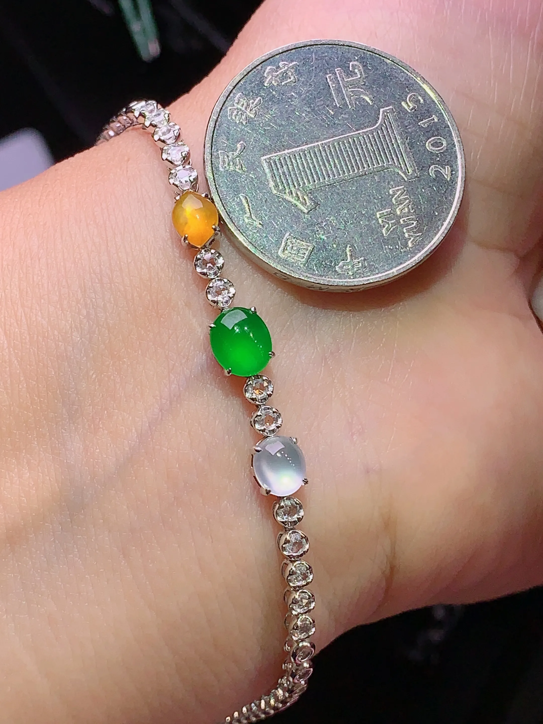 18k金钻镶嵌多彩蛋面手链 玉质细腻 色泽艳丽 水润亮眼  整体尺寸6.2*5.3*2.2