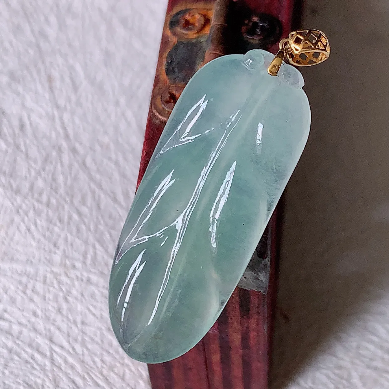 18K金镶嵌冰种翡翠叶子吊坠 ，种水足，色泽清新，工艺精湛，叶子寓意美好；金枝玉叶，事业有成。#1.23