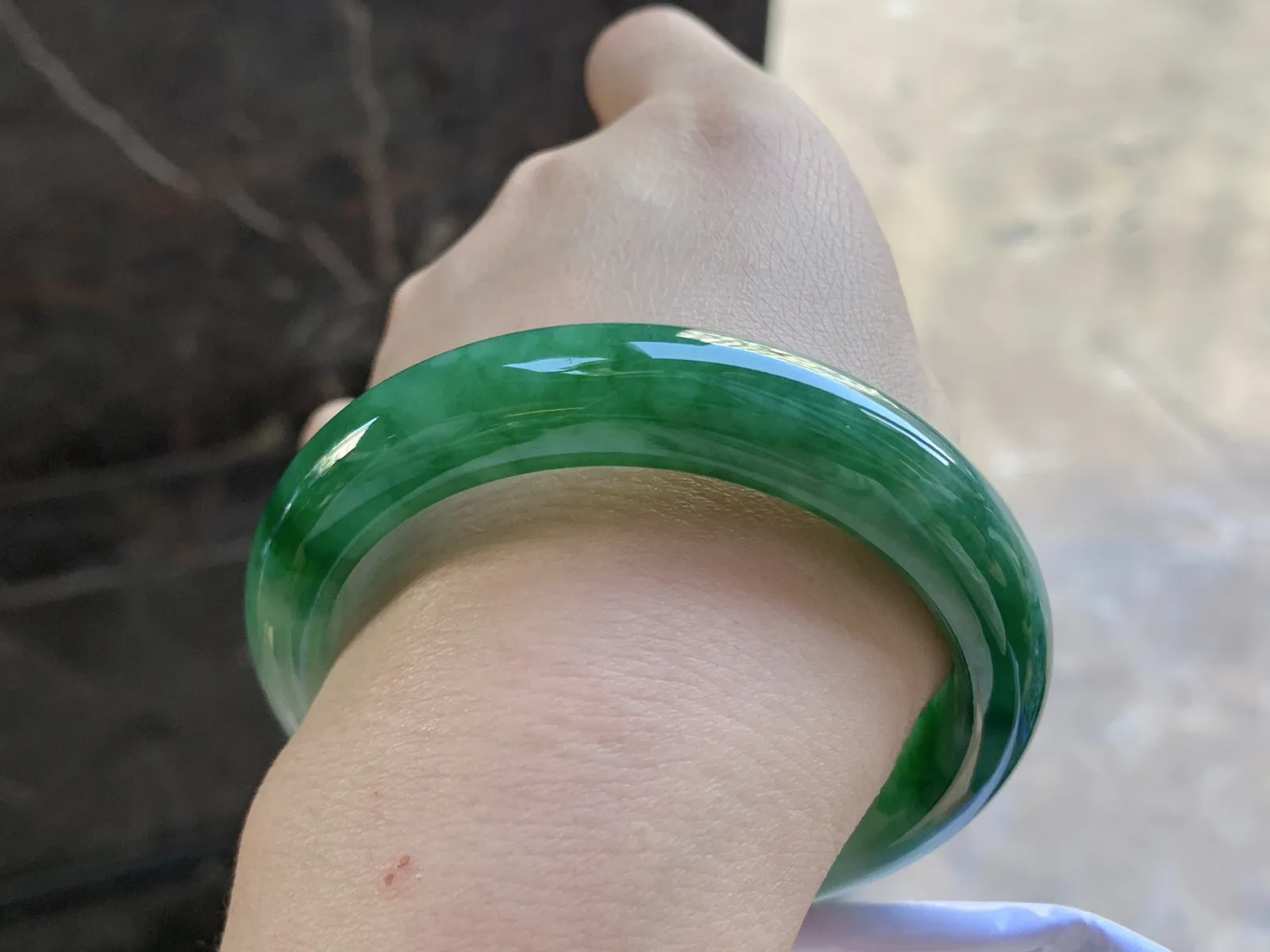 56.5-12.6-8.4

浓绿色手镯^_^颜色鲜艳 玉质温润