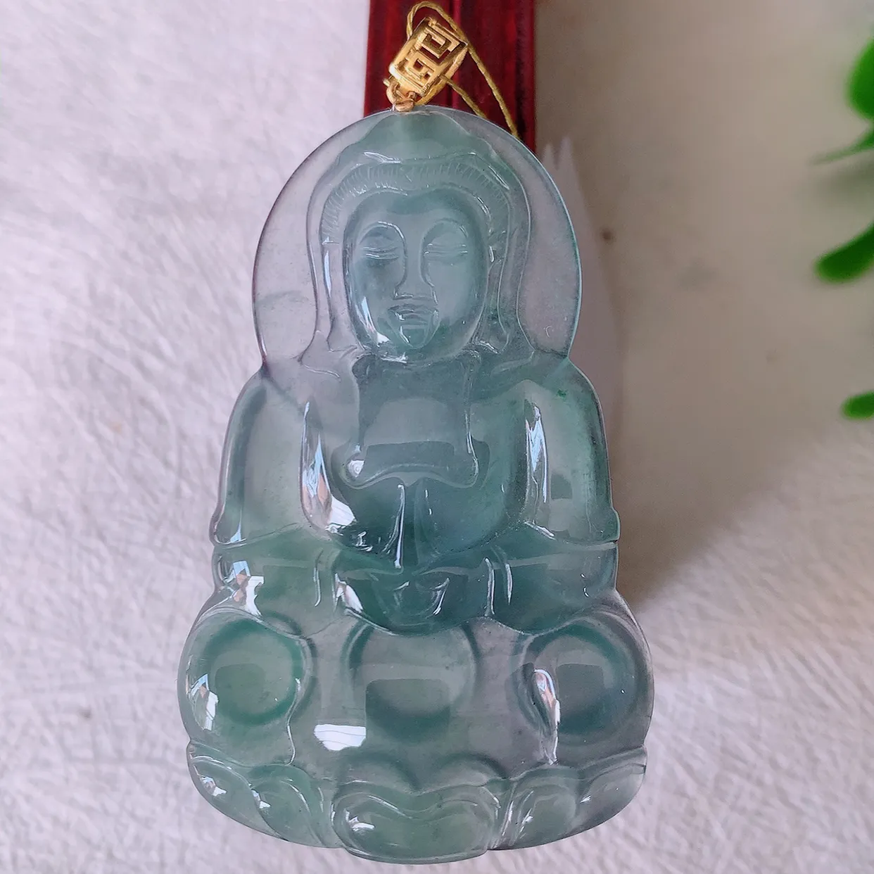 18K金镶嵌冰种翡翠观音菩萨吊坠，赐福翡翠观音，观音面相端庄，品相佳，佩戴气质！#35.26