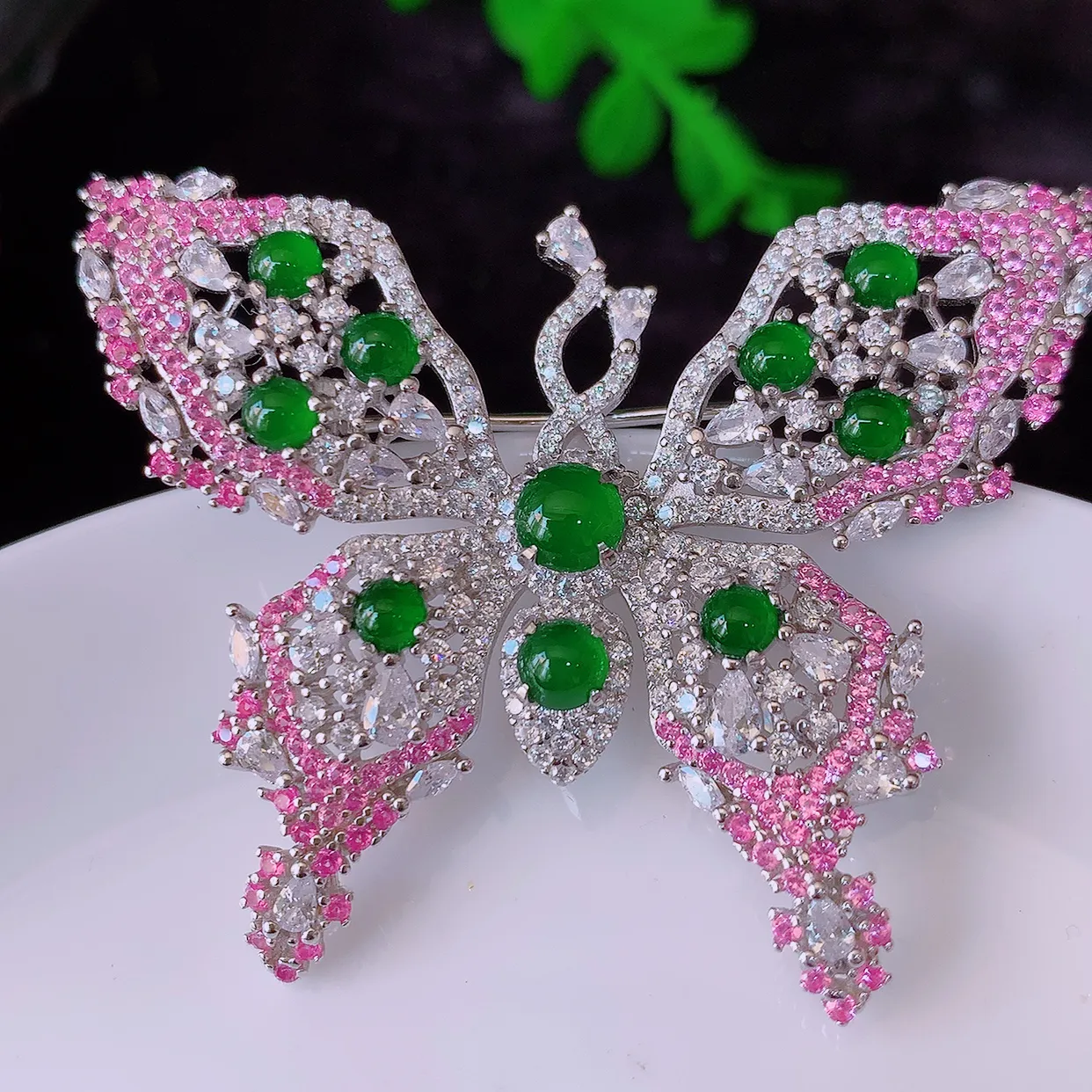 冰透满绿翡翠925银镶嵌蝴蝶胸针，自然光实拍，翠色灵动，颜色漂亮，种老水足，品相佳，佩戴佳品！#97