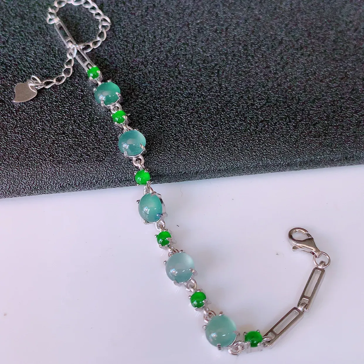 冰透满绿翡翠925银镶嵌手链，自然光实拍，翠色灵动，颜色漂亮，种老水足，品相佳，佩戴佳品！#97.26整体6*5.5*4.5裸石6*5.5