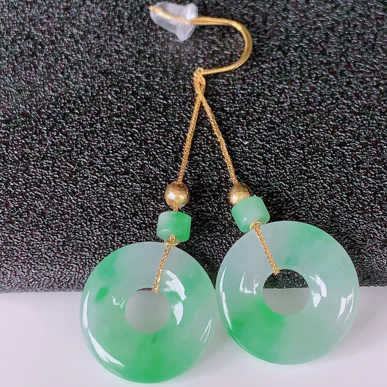 18k金镶嵌冰种飘绿翡翠平安扣耳坠，沁人心脾，耳坠佩戴效果大气出众，尽显气质。种水好，胶感足，颜相当漂亮，高性价比，值得入手品鉴！#41.29整体50.5裸石15.5*3