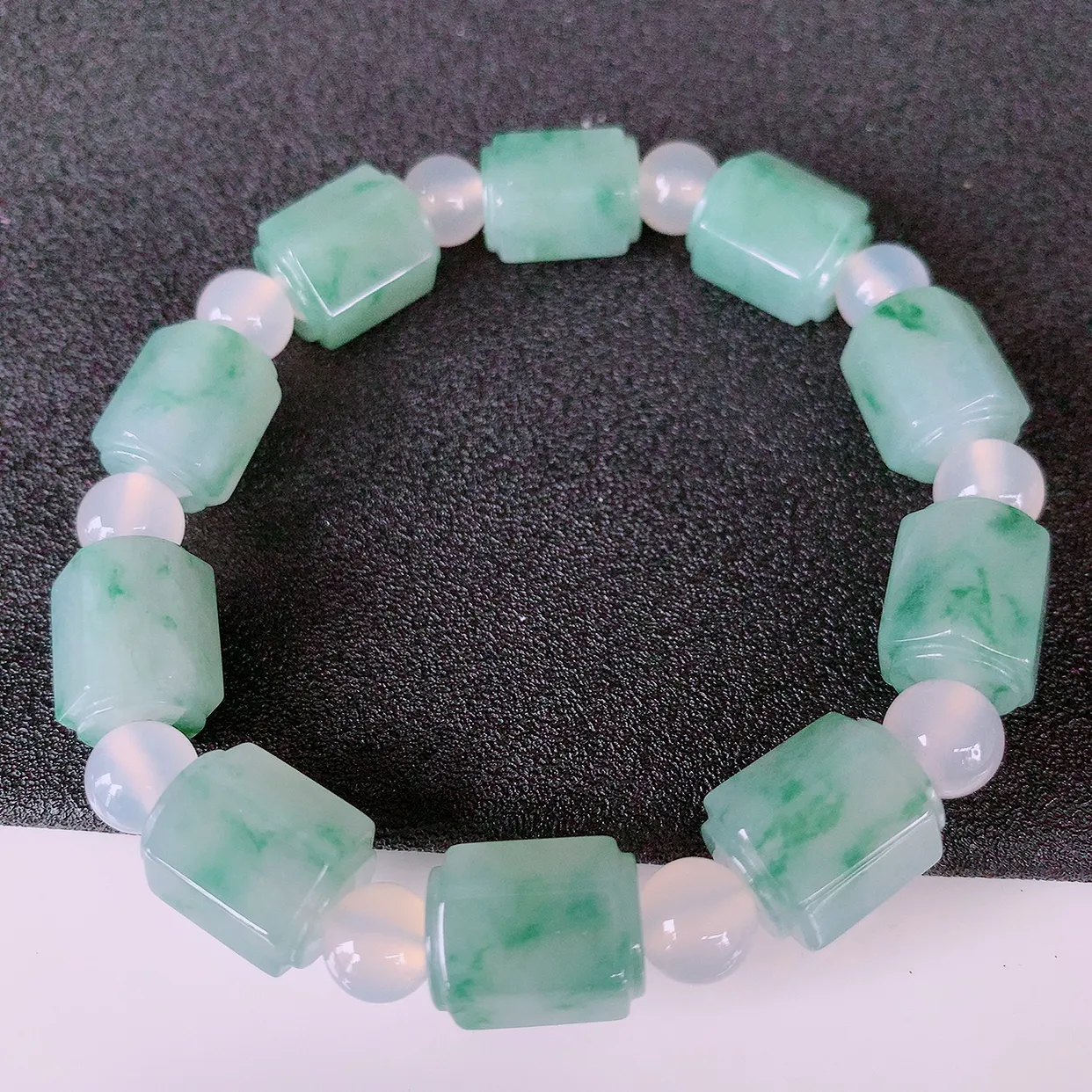 自然光实拍，冰润飘花翡翠路路通手串，花式飘逸，佩戴效果大方时尚，圆珠为装饰珠！#89.29取一尺寸13.8*10.5